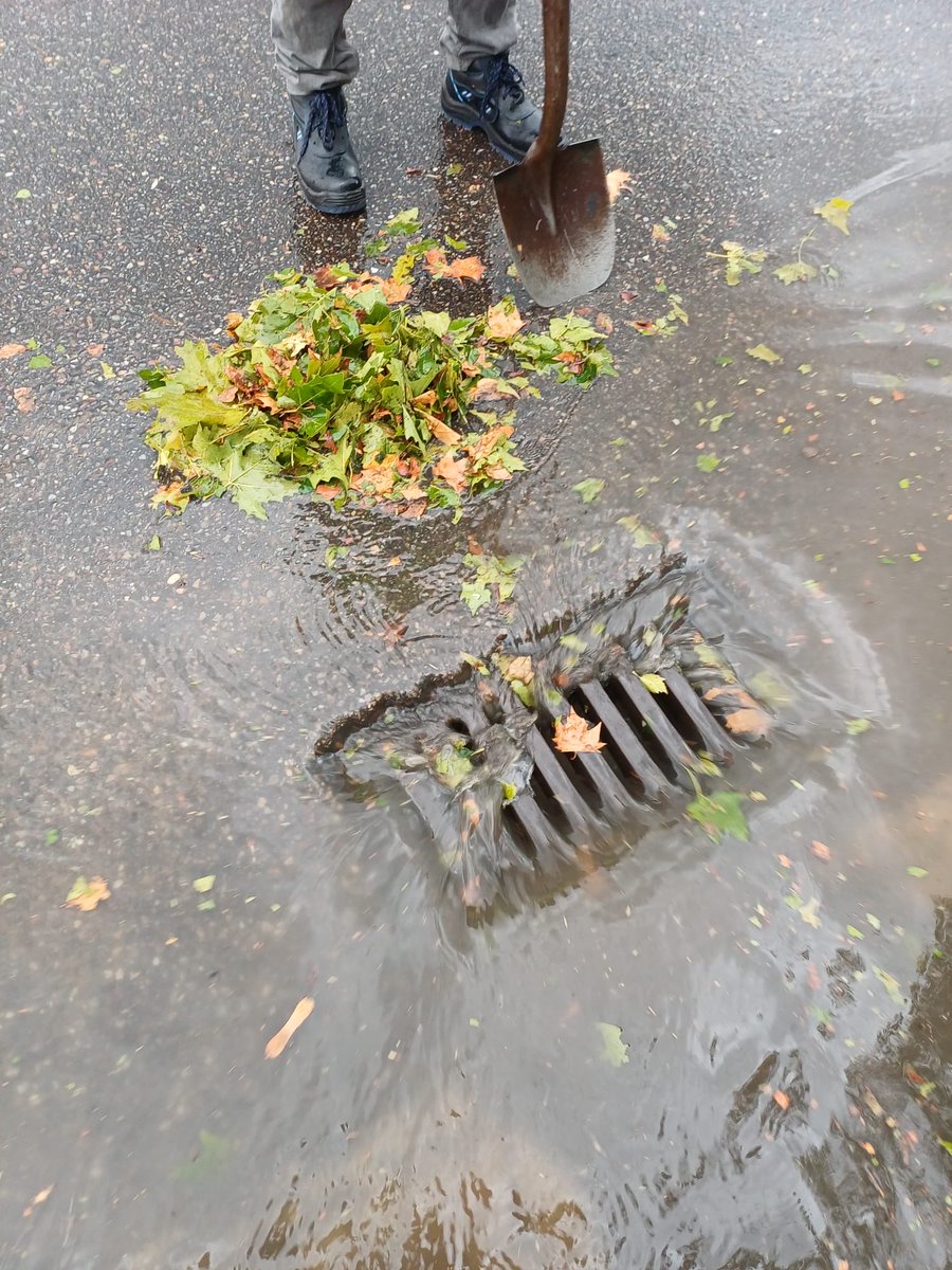 JJulianjotable's tweet photo. Después de la tromba de agua y granizo, los servicios del ayuntamiento y las empresas contratadas se han puesto en marcha para ayudar a recuperar la normalidad en Talavera. https://t.co/zE4OFHXiuk