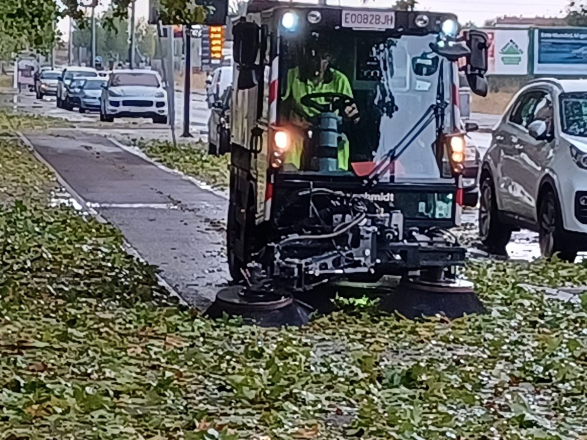 JJulianjotable's tweet photo. Después de la tromba de agua y granizo, los servicios del ayuntamiento y las empresas contratadas se han puesto en marcha para ayudar a recuperar la normalidad en Talavera. https://t.co/zE4OFHXiuk
