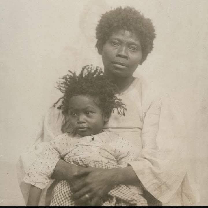 historical_Afr's tweet photo. Vintage frame - Indigenous Aeta (Agta) woman &amp; child of the Philippines 🇵🇭 

The oldest community of the Philippines https://t.co/lOFb7K1Wsu