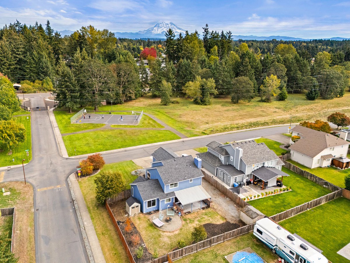 OnSiteREGroup's tweet photo. Available in Spanaway: 5 bd / 2.75 ba, 1,968 sq ft, gated entry on a fenced corner lot. $550,000. https://t.co/Fq1TmPl5M5 — OnSite Real Estate Group. Brokered by Timber Real Estate.
#SpanawayWA #PierceCountyHomes https://t.co/6Tq0XX9Sx5