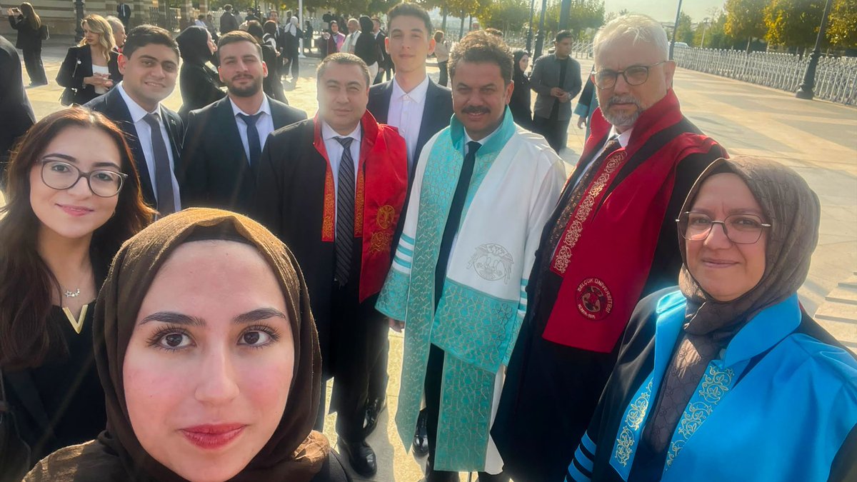 selcukuniresmi's tweet photo. Rektörümüz Sayın @ProfDrHYilmaz; Cumhurbaşkanımız Sayın @RTErdogan’ın katılımıyla gerçekleştirilen Yükseköğretim Kurulu 2026-2027 Akademik Yılı Açılış Töreni’ne Rektör Yardımcımız Prof. Dr. Haldun Soydal, Tıp Fakültesi Dekanımız Prof. Dr. Hüsnü Alptekin, Teknoloji Fakültesi Dekanımız Prof. Dr. Humar Kahramanlı Örnek ve Üniversitemizi temsil eden öğrencilerimizle birlikte katıldı. 

Yeni akademik yılın ülkemiz, yükseköğretim camiamız ve Üniversitemiz için hayırlı olmasını diliyoruz. 💫

#SelçukÜniversitesi 🏆