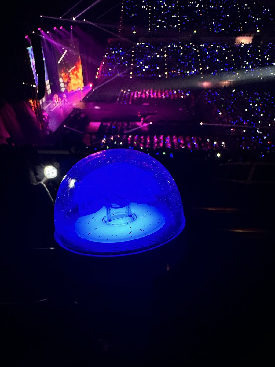 Dreamer0358's tweet photo. 坐在邊邊角角的位置
等到D&amp;E出現的時候
真的有種好久好久沒看到赫宰了
因為各種原因
雖然今年歐巴來了很多次
但真的一直沒見到
好想你💙
期待15週年的專輯跟演唱會
希望能順利進場

另外
第一次看到SUHO的solo演出
非常喜歡 然後他真的好可愛
如果有機會的話 也想再去看他的演出🫶🏻 https://t.co/ezeTpGxFvY