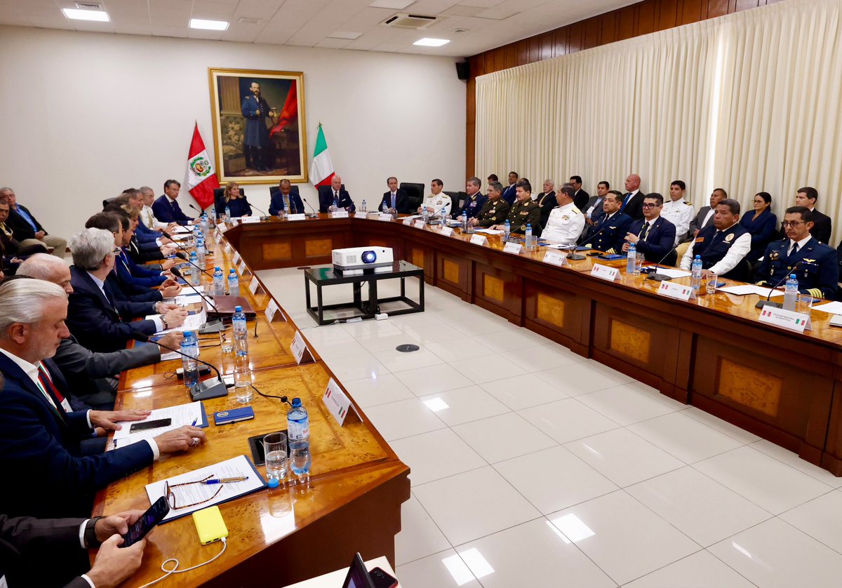 tripodimaria's tweet photo. Nell’ambito della Missione imprenditoriale in Perù, con il VM alla difesa Eufracio León, abbiamo approfondito le opportunità di partnership e cooperazione industriale 🇮🇹🇵🇪,alla presenza dei rappresentanti italiani delle aziende di settore.
#DiplomaziaDellaCrescita https://t.co/baVMpmtNjd