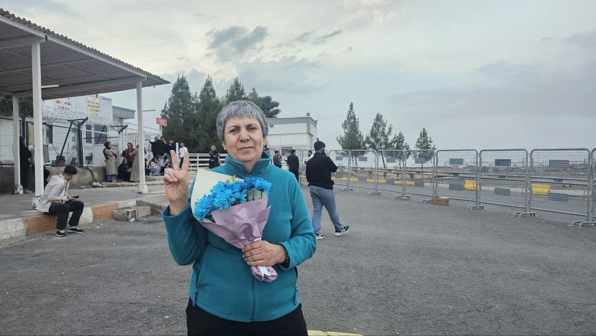 espresmi's tweet photo. NATO Zirvesi öncesi tutsak edilen yoldaşlarımız Fethiye Ok ve Soner Çiçek’i Diyarbakır Kapalı Hapishanesi önünde karşıladık. 

Hoş geldiniz yoldaşlar! 💐 https://t.co/UJKwUU9BUl