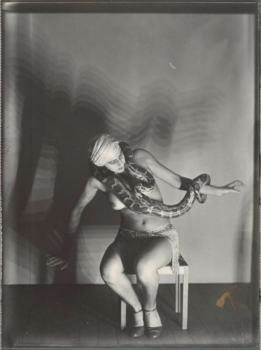 Ttalindeyzac's tweet photo. ‘Mademoiselle Dorita, charmeuse de serpents’, 
Man Ray, 1927 https://t.co/pBLs6NfKxJ