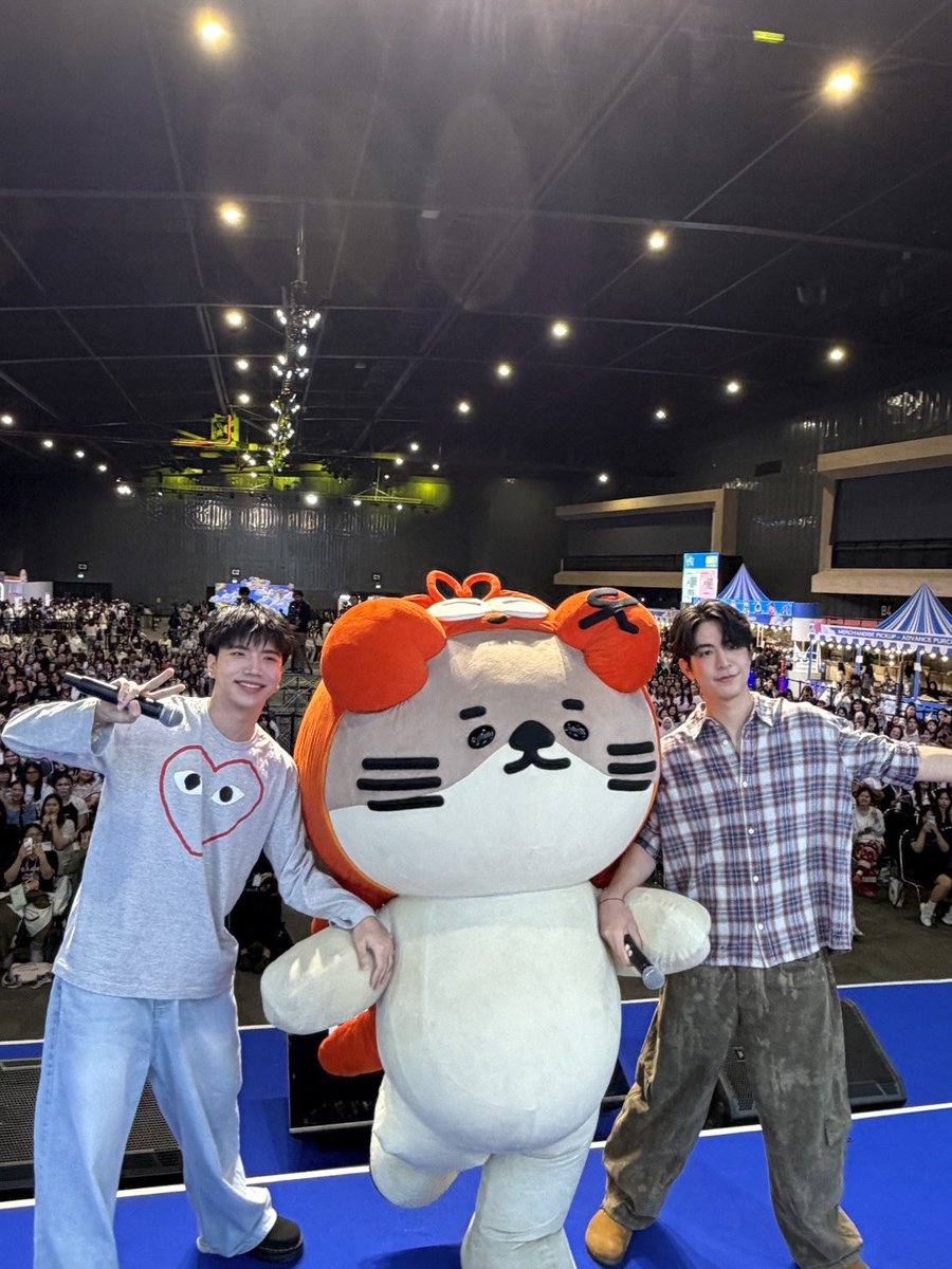 NONG_NOOONG's tweet photo. วันนี้นุ่งกับอากู๋ อาเฮียย มาเสิฟเสิฟฟามสุขให้ทุกคน เปนไงบ้างค้าบบบบบ 🦦🦞

#GMMTVFANIVAL2026HappyFamilyxSK
#GMMTVFANIVAL2026HappyFamily
#NONGNOOONG https://t.co/tnA2LDniIp