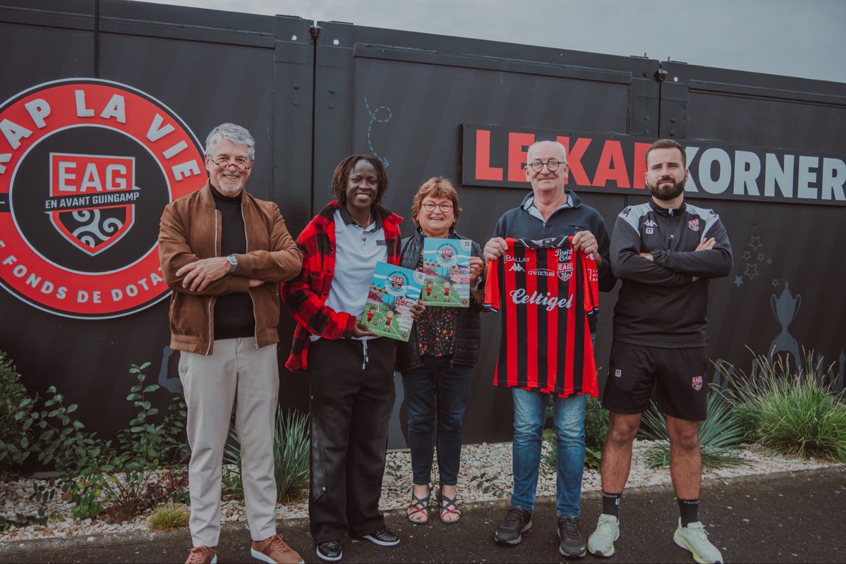 EAG_feminines's tweet photo. Maillot, tenues d’entraînement et cahiers. L’En Avant Guingamp &amp; Kap la Vie apportent leur soutien à Christine et André. 🤝

Chaque année, le couple originaire de Coëtmieux se rend au Sénégal pour y mener des actions humanitaires. 👏

#EnAvant #WarRaok https://t.co/dnFoZsBnYI