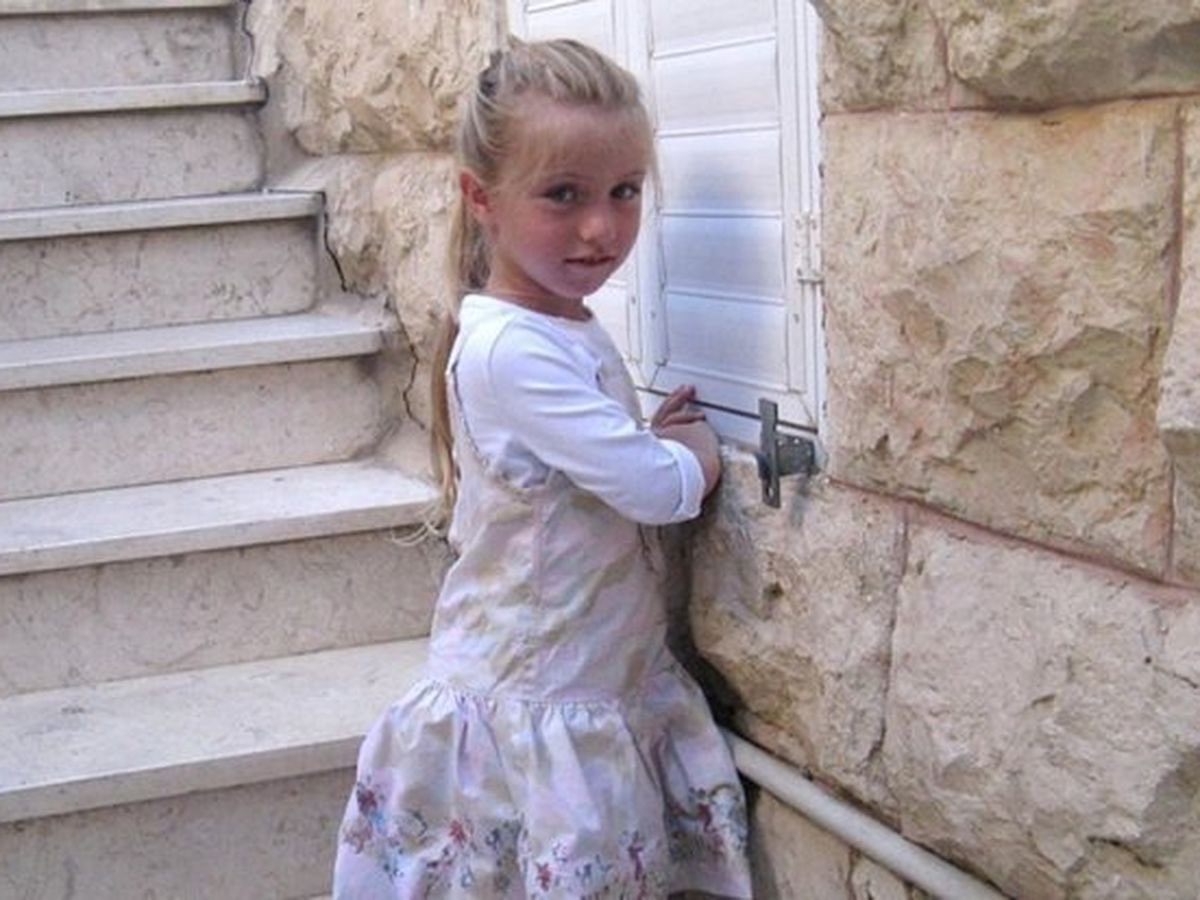 DestinationTele's tweet photo. Myriam avait 7 ans. Elle fuyait mais elle a trébuché avec son cartable d’où ses chaussons de danse sont tombés. Elle s’est arrêtée pour les ramasser, l’homme l’a alors attrapé par les cheveux et lui a tiré une balle dans la tête à bout portant
L’homme c’était Mohamed Merah… https://t.co/MYsavbAxHJ