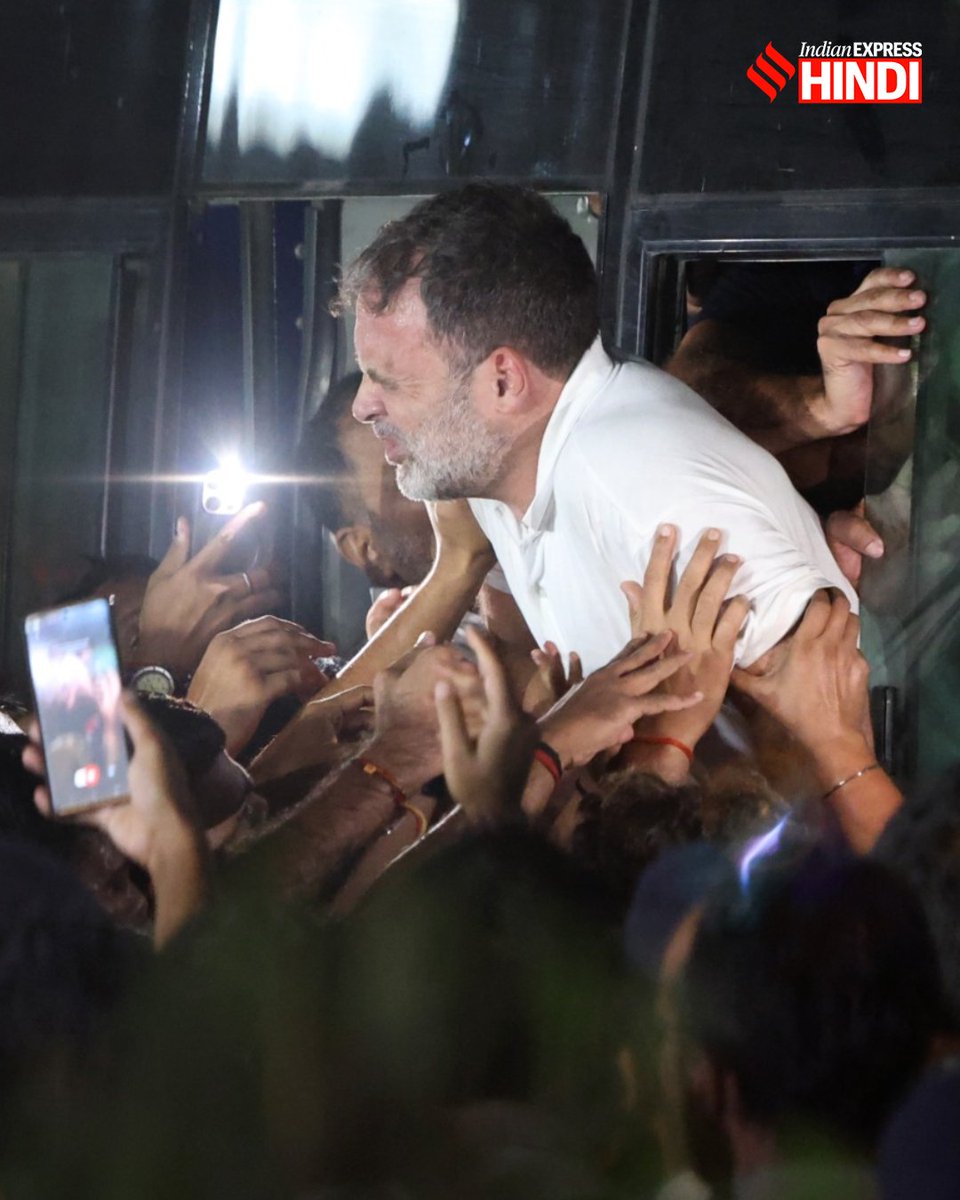 IEhindi's tweet photo. आकाशवाणी भवन से डीटेन किए जाने के बाद राहुल गांधी और प्रियंका गांधी की तस्वीरें.

चुनाव आयोग के खिलाफ विपक्ष के विरोध मार्च के दौरान आकाशवाणी भवन तक पहुंची भीड़ को वहीं रोक दिया गया. कई कार्यकर्ताओं को हिरासत में भी लिया गया. इस बीच राहुल गांधी और प्रियंका गांधी आकाशवाणी परिसर में ही डटे रहे. शाम से पुलिस लगातार वहां मौजूद लोगों से परिसर खाली करने की अपील कर रही थी.

तस्वीरें: गजेंद्र यादव (इंडियन एक्सप्रेस)