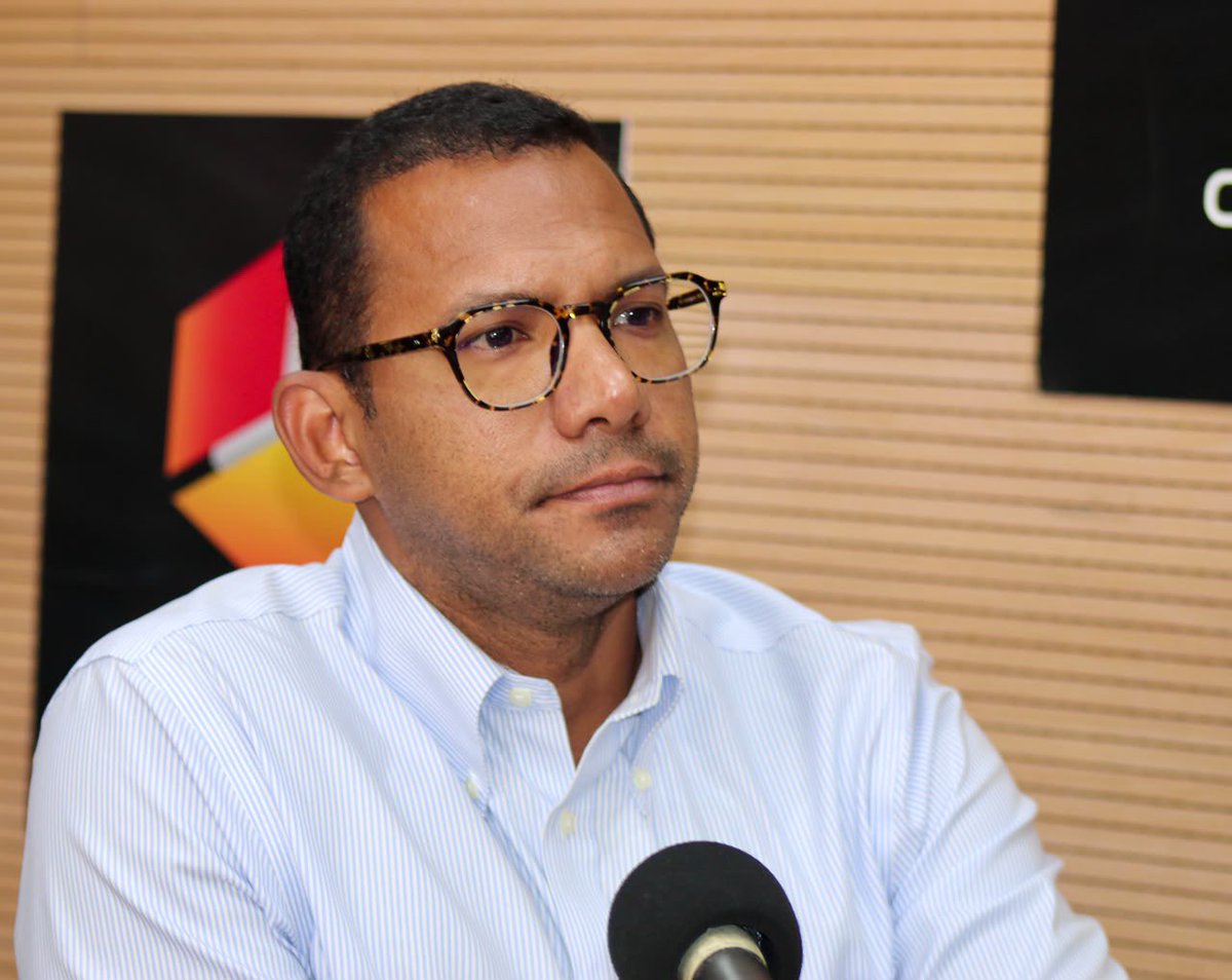 MIT_Ecuador's tweet photo. #MITEnMedios | Byron Franco, viceministro de Servicios y Transporte, en entrevista en Notihoy, de Radio Centro, explicó los principales cambios de la reforma a la Ley de Tránsito, aprobada por la Asamblea Nacional, que busca modernizar el sistema de transporte terrestre y fortalecer la seguridad vial en el país.
Entre las principales medidas destacó:
✅ Modernización del transporte público y de carga.
✅ Implementación de la Tercera Placa, para fortalecer los controles y la gestión de información.
✅ Sistema integral de control de seguridad vial para reducir los siniestros de tránsito.
✅ Radares como herramientas de seguridad vial, no como mecanismos de recaudación agresiva.
✅ Regulación de los servicios de delivery, con reglas claras y mayores condiciones de seguridad.
📌 En otro tema, Franco destacó que en el bypass de Quevedo se ha registrado una reducción significativa de los hechos delictivos y señaló que el Gobierno continúa trabajando para mejorar la seguridad en los corredores viales.
✈️ En materia aeronáutica, el Viceministro explicó que la reforma a la Ley de Aviación Civil contempla la regulación de drones, mediante registro, placa y licencia, para garantizar operaciones seguras y ordenadas.