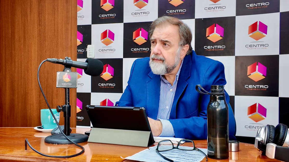 MIT_Ecuador's tweet photo. #MITEnMedios | Byron Franco, viceministro de Servicios y Transporte, en entrevista en Notihoy, de Radio Centro, explicó los principales cambios de la reforma a la Ley de Tránsito, aprobada por la Asamblea Nacional, que busca modernizar el sistema de transporte terrestre y fortalecer la seguridad vial en el país.
Entre las principales medidas destacó:
✅ Modernización del transporte público y de carga.
✅ Implementación de la Tercera Placa, para fortalecer los controles y la gestión de información.
✅ Sistema integral de control de seguridad vial para reducir los siniestros de tránsito.
✅ Radares como herramientas de seguridad vial, no como mecanismos de recaudación agresiva.
✅ Regulación de los servicios de delivery, con reglas claras y mayores condiciones de seguridad.
📌 En otro tema, Franco destacó que en el bypass de Quevedo se ha registrado una reducción significativa de los hechos delictivos y señaló que el Gobierno continúa trabajando para mejorar la seguridad en los corredores viales.
✈️ En materia aeronáutica, el Viceministro explicó que la reforma a la Ley de Aviación Civil contempla la regulación de drones, mediante registro, placa y licencia, para garantizar operaciones seguras y ordenadas.