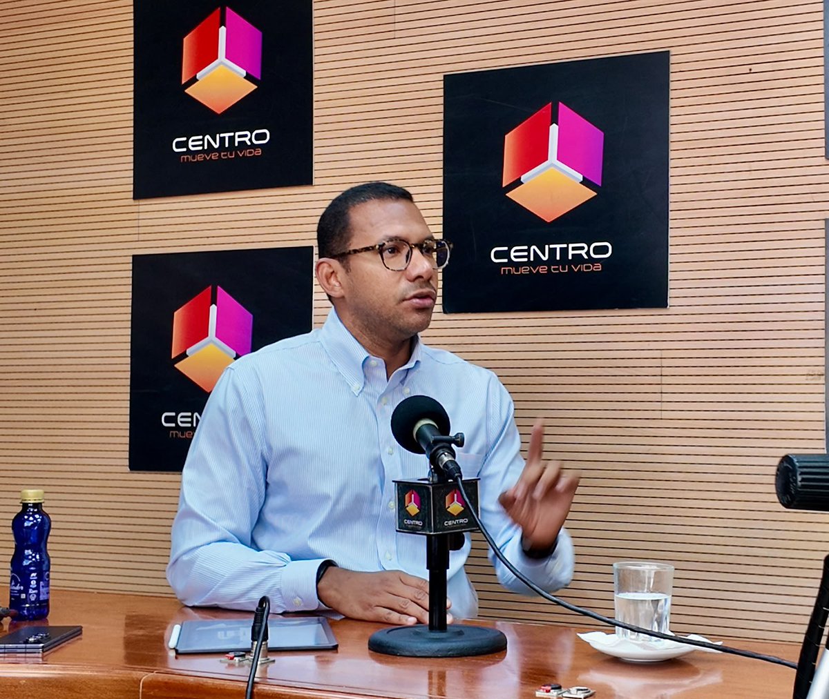 MIT_Ecuador's tweet photo. #MITEnMedios | Byron Franco, viceministro de Servicios y Transporte, en entrevista en Notihoy, de Radio Centro, explicó los principales cambios de la reforma a la Ley de Tránsito, aprobada por la Asamblea Nacional, que busca modernizar el sistema de transporte terrestre y fortalecer la seguridad vial en el país.
Entre las principales medidas destacó:
✅ Modernización del transporte público y de carga.
✅ Implementación de la Tercera Placa, para fortalecer los controles y la gestión de información.
✅ Sistema integral de control de seguridad vial para reducir los siniestros de tránsito.
✅ Radares como herramientas de seguridad vial, no como mecanismos de recaudación agresiva.
✅ Regulación de los servicios de delivery, con reglas claras y mayores condiciones de seguridad.
📌 En otro tema, Franco destacó que en el bypass de Quevedo se ha registrado una reducción significativa de los hechos delictivos y señaló que el Gobierno continúa trabajando para mejorar la seguridad en los corredores viales.
✈️ En materia aeronáutica, el Viceministro explicó que la reforma a la Ley de Aviación Civil contempla la regulación de drones, mediante registro, placa y licencia, para garantizar operaciones seguras y ordenadas.