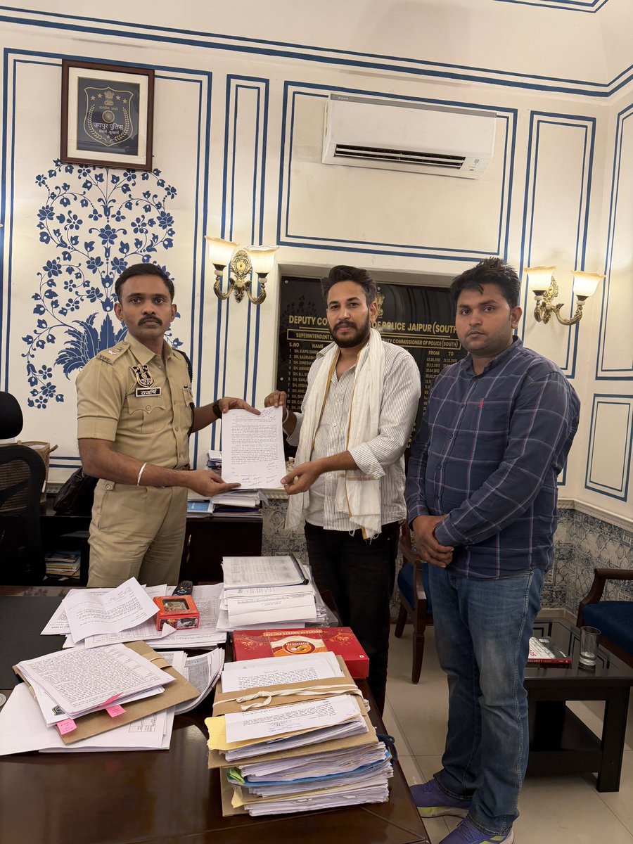 manojmeena's tweet photo. सभी को ज्ञात है कि दो दिन पहले कलाम कोचिंग में एक छात्र के साथ हुई घटना के बाद कोचिंग के बाहर छात्रों द्वारा आंदोलन किया गया। इसके बाद कोचिंग संचालक ने ��ात्रों के सामने माफी मांगी और छात्रों की मांगों को स्वीकार किया।

इसी घटनाक्रम के दौरान पुलिस द्वारा मुझे और कोचिंग के दो छात्रों को गिरफ्तार कर हमारे खिलाफ राजकीय कार्य में बाधा का मुकदमा दर्ज किया गया।

मेरे ऊपर मुकदमा लगाया गया है, मुझे इससे कोई आपत्ति नहीं है। लेकिन मेरा सवाल यह है कि उन दोनों छात्रों पर से मुकदमा हटाकर मेरे ऊपर लगा दिया जाए। छात्र अपने अधिकारों और साथी छात्र के साथ हु��� अन्याय के विरोध में खड़े हुए थे।

आज इस घटना ने एक और सवाल खड़ा किया है। जब किसी बड़े नेता या किसी विश्वविद्यालय के अध्यक्ष की गिरफ्तारी होती है तो सोशल मीडिया पर नेताओं के लगातार ट्वीट आने लगते हैं। लेकिन छात्रों के साथ अन्याय होने पर आज तक किसी नेता का एक ट्वीट भी दिखाई नहीं दिया।

मैं पूछना चाहता हूं—क्या छात्रों का साथ सिर्फ चुनाव के समय चाहिए? क्या छात्रों के साथ हुए अन्याय और उनक�� संघर्ष के समय उनकी आवाज उठाना किसी की जिम्मेदारी नहीं है?

मैंने, मनोज मीणा ने, छात्रों के बीच कोचिंग संचालक से निम्नलिखित मांगें स्वीकार करवाईं—

1. कोचिंग संचालक द्वारा छात्र से सार्वजनिक रूप से माफी मांगी जाए।
2. संबंधित छात्र को नौकरी लगने तक कोचिंग निःशुल्क उपलब्ध कराई जाए।
3. छात्र के साथ मारपीट करने वाले अध्यापक के खिलाफ कानूनी कार्रवाई और गिरफ्तारी की जाए।
DCP राजर्षि राज वर्मा साहब ���े मुलाक़ात करके उन्होंने आस्वस्त किया है कि जल्दी अध्यापक कि गिरफ्तारी होंगी, मे उनसे कहना चाहता हु कि जिस दिन उनकी गिरफ्तारी होंगी उसी दिन मनोज मीणा भी ये लगे मुकदमे मे गिरफ्तारी देने को तैयार है लेकिन इस मुकदमे मे मुख्य आरोपी मुझे बनाकर उन छात्रों का नाम हटाया जाये,
मनोज मीणा किसी भी छात्र के साथ गलत नहीं होने देगा चाहे मुकदमे हो या लाठिया खानी हो सबसे पहले बाली लाइन मे रहूँगा 

मेरा उद्��ेश्य किसी व्यक्ति या संस्था को बदनाम करना नहीं है। मेरा उद्देश्य केवल इतना है कि छात्रों के साथ न्याय हो और उनकी आवाज को भी उतनी ही गंभीरता से सुना जाए, जितनी किसी प्रभावशाली व्यक्ति की आवाज को सुना जाता है।

छात्र किसी जाति के नहीं होते—वे हमारे समाज और देश का भविष्य हैं। उनके साथ अन्याय होगा तो उनके लिए आवाज उठाना हम सबकी जिम्मेदारी है।@BhajanlalBjp @ashokgehlot51 
  @RajCMO 
@DrKirodilalBJP @TikaRamJullyINC