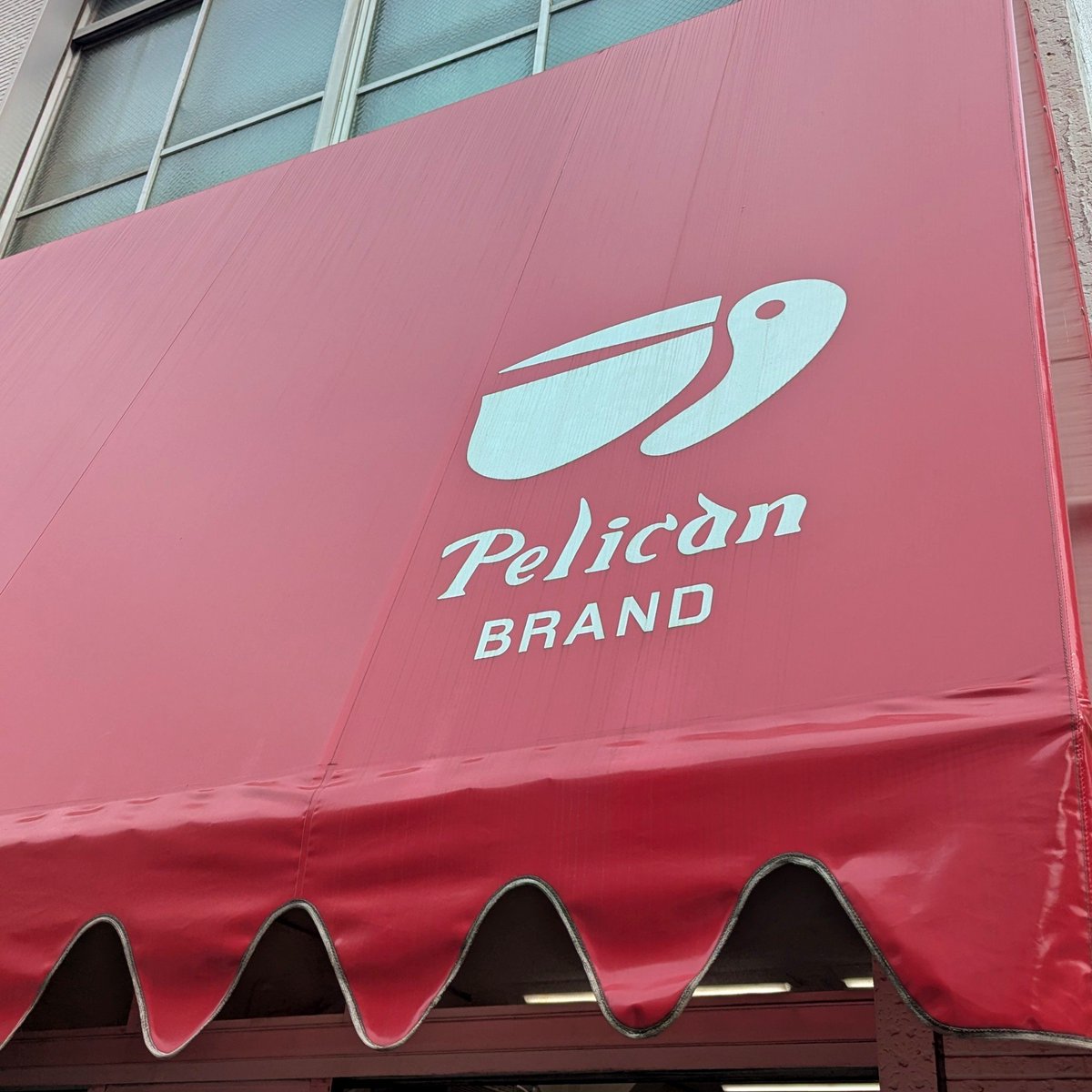 ku0410's tweet photo. かっぱ橋道具街へ。今回もいつものお店で鉄のフライパン買ってきた。安く買えて満足。プリン用の器も買ったので週末作ろう。ペリカンでパンも買えたので明日の朝食は厚切り食パンにバターだな。楽しい買い物だった。 https://t.co/9eoinjzeyR