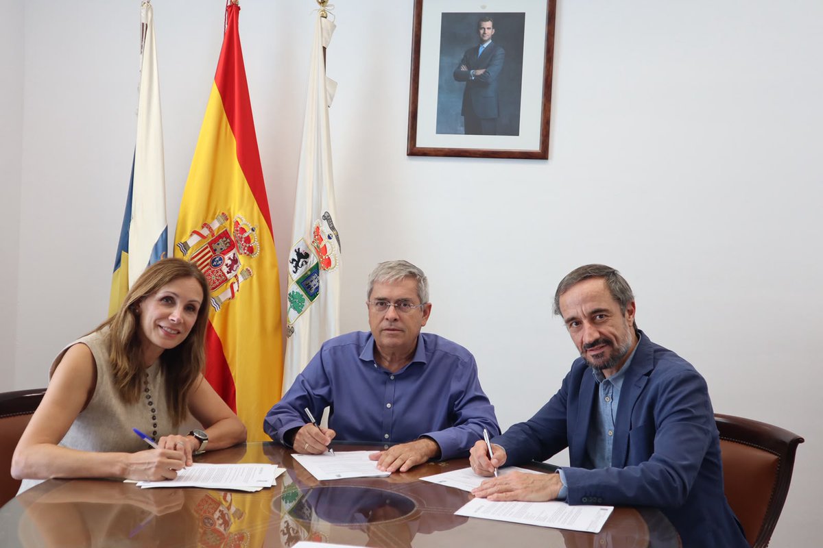 RedElectricaREE's tweet photo. 🖊️ Firmamos una nueva colaboración con @AytoSBT para la mejora de las instalaciones deportivas del complejo polideportivo “Maestro Antonio” de Cercados de Espino ⚽️ en el barranco de Arguineguín, como parte de la Estrategia de Impacto Integral de @RedeiaCorp. Una iniciativa con impacto positivo en el territorio y que genera valor compartido con la sociedad 🫶
https://t.co/CbWiTFcs3Q