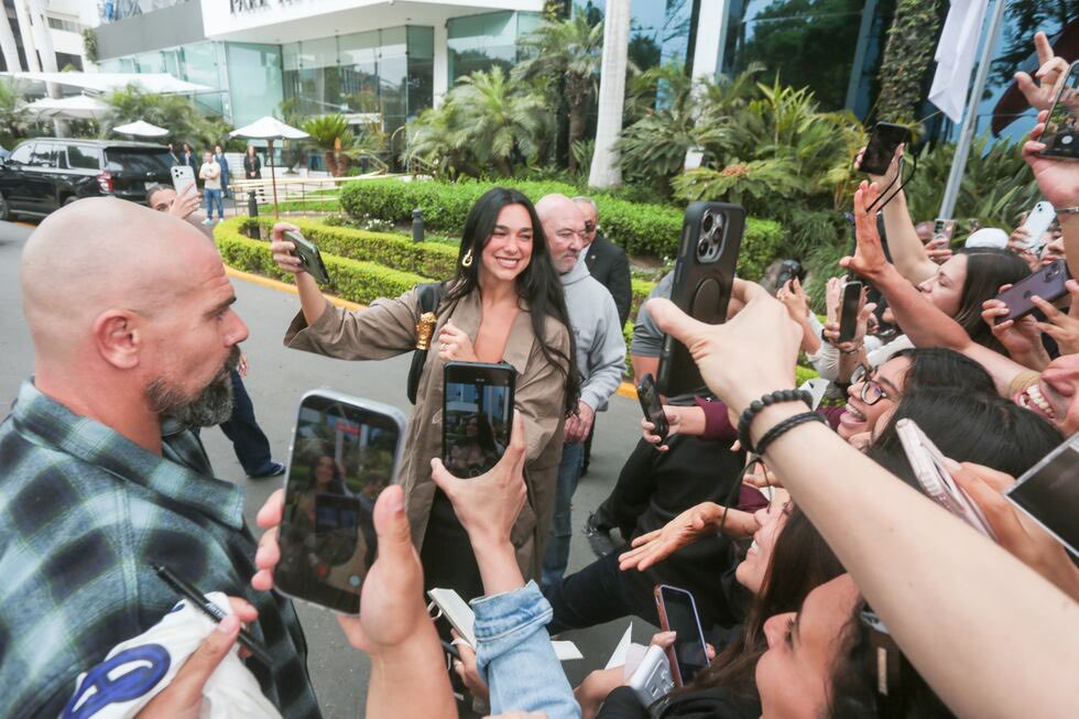 bangerz_a's tweet photo. dua lipa y robbie williams afuera de sus hoteles en lima jaja https://t.co/ZlnKu6GpLi
