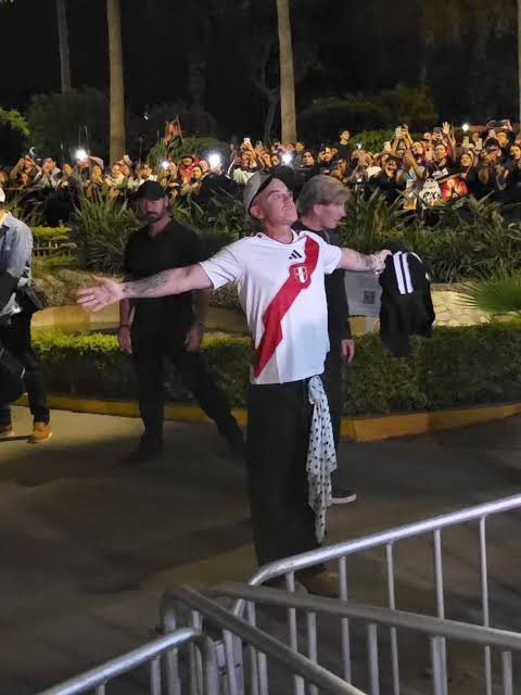 bangerz_a's tweet photo. dua lipa y robbie williams afuera de sus hoteles en lima jaja https://t.co/ZlnKu6GpLi