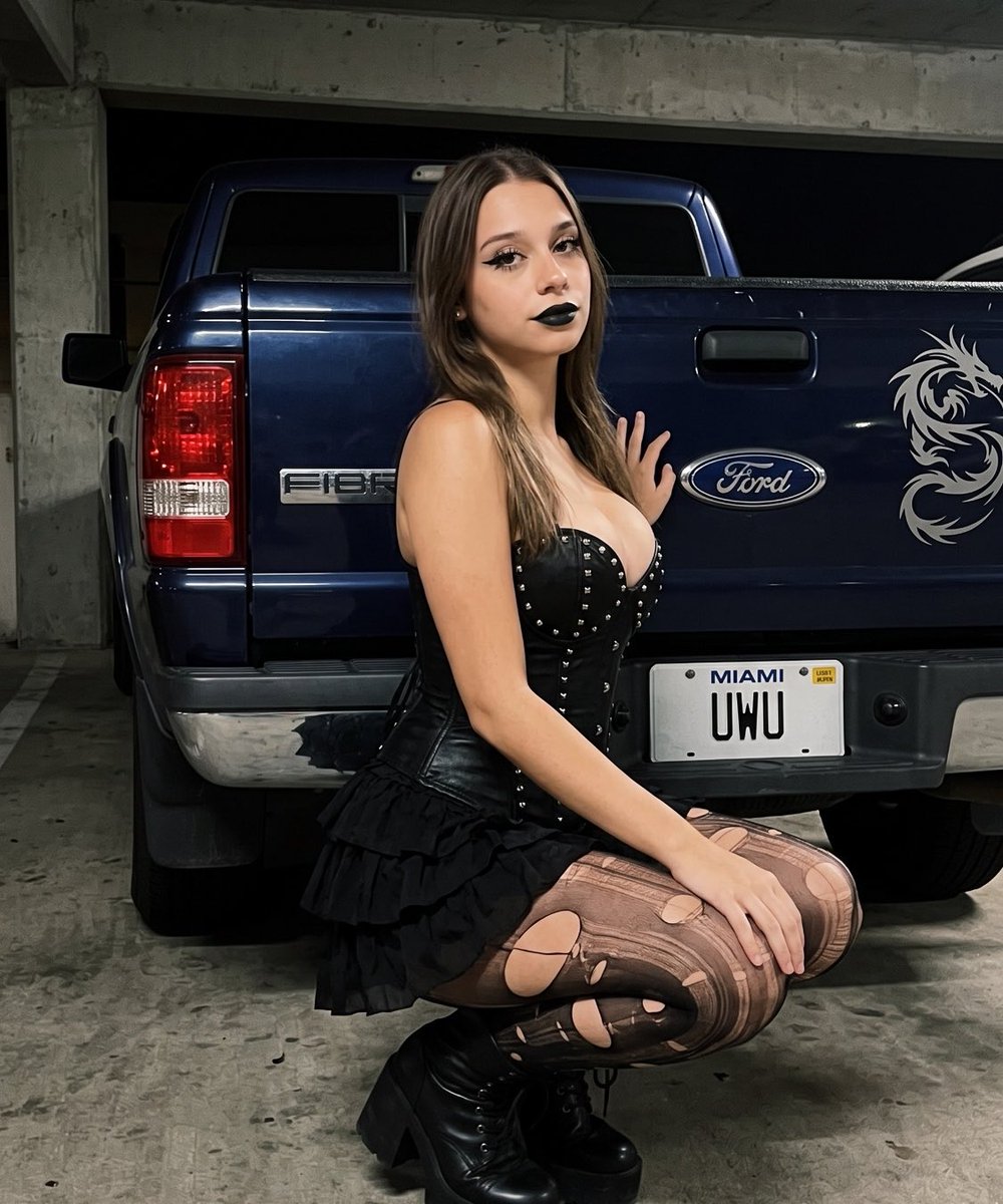 sophiewexc's tweet photo. Will u drive me home? 🖤 https://t.co/z3IoStsnl1