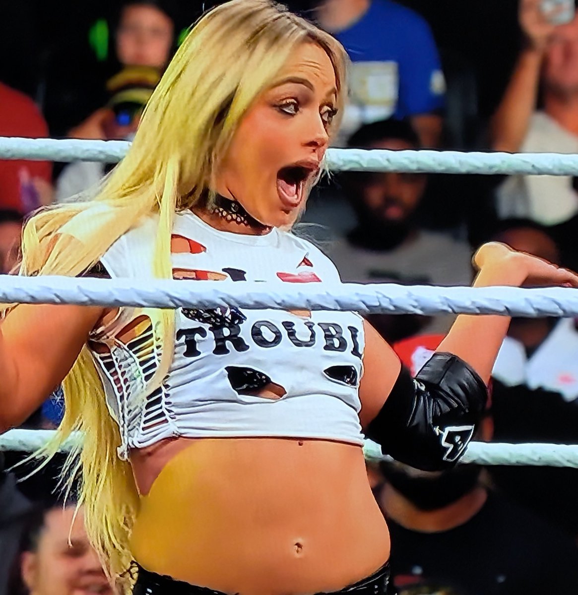 DanNort29933294's tweet photo. @YaOnlyLivvOnce the face you make when whitest belly button of alllllllllllllll time! #livmorgan #raw #fakebake #wwe https://t.co/yIdphQzAbk