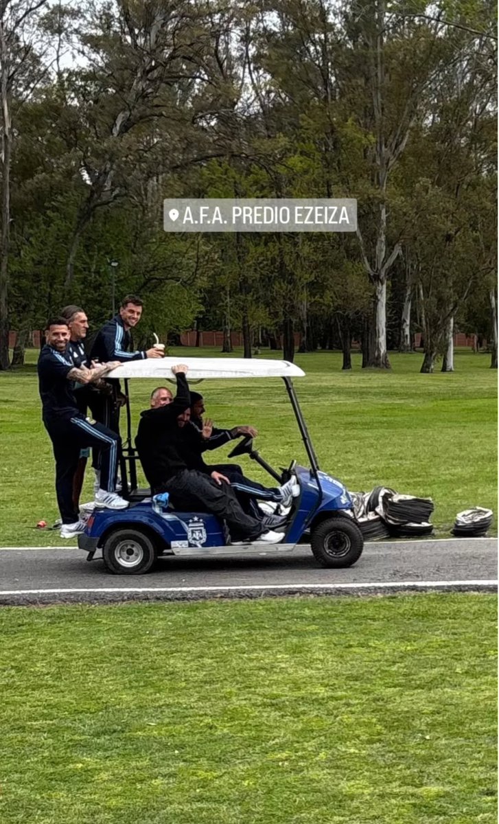 julienzista's tweet photo. todos nosotros llorando desde la mañana y mientras messi paseando en carrito por el predio y tomando mate JSJSJSJS LO AMO https://t.co/nZetu6H7Fx