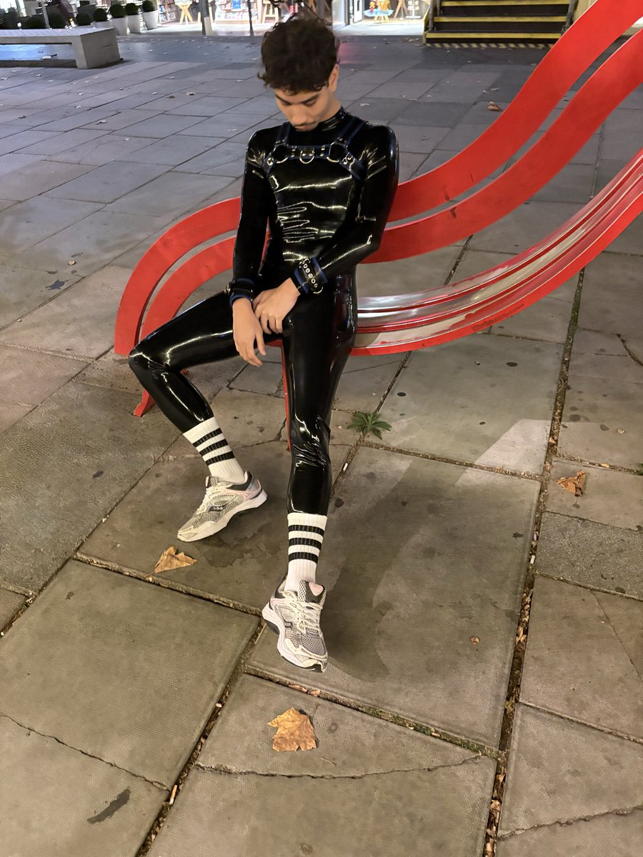 Kinkycres's tweet photo. Just a new rubberboy having fun in rubber in London

#rubber #rubberboy #latex #dom #sub https://t.co/E4Zgp7kTwR
