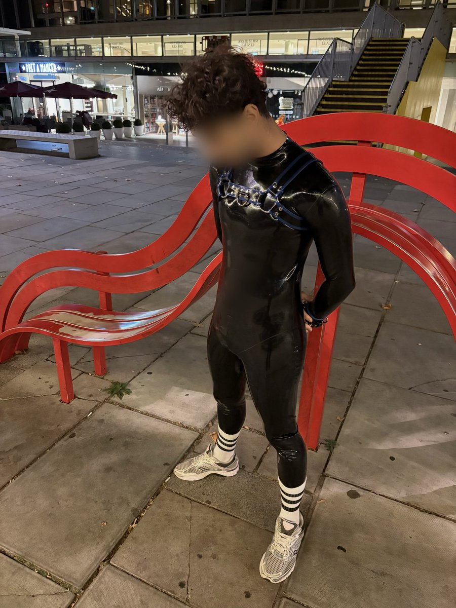 Kinkycres's tweet photo. Just a new rubberboy having fun in rubber in London

#rubber #rubberboy #latex #dom #sub https://t.co/E4Zgp7kTwR