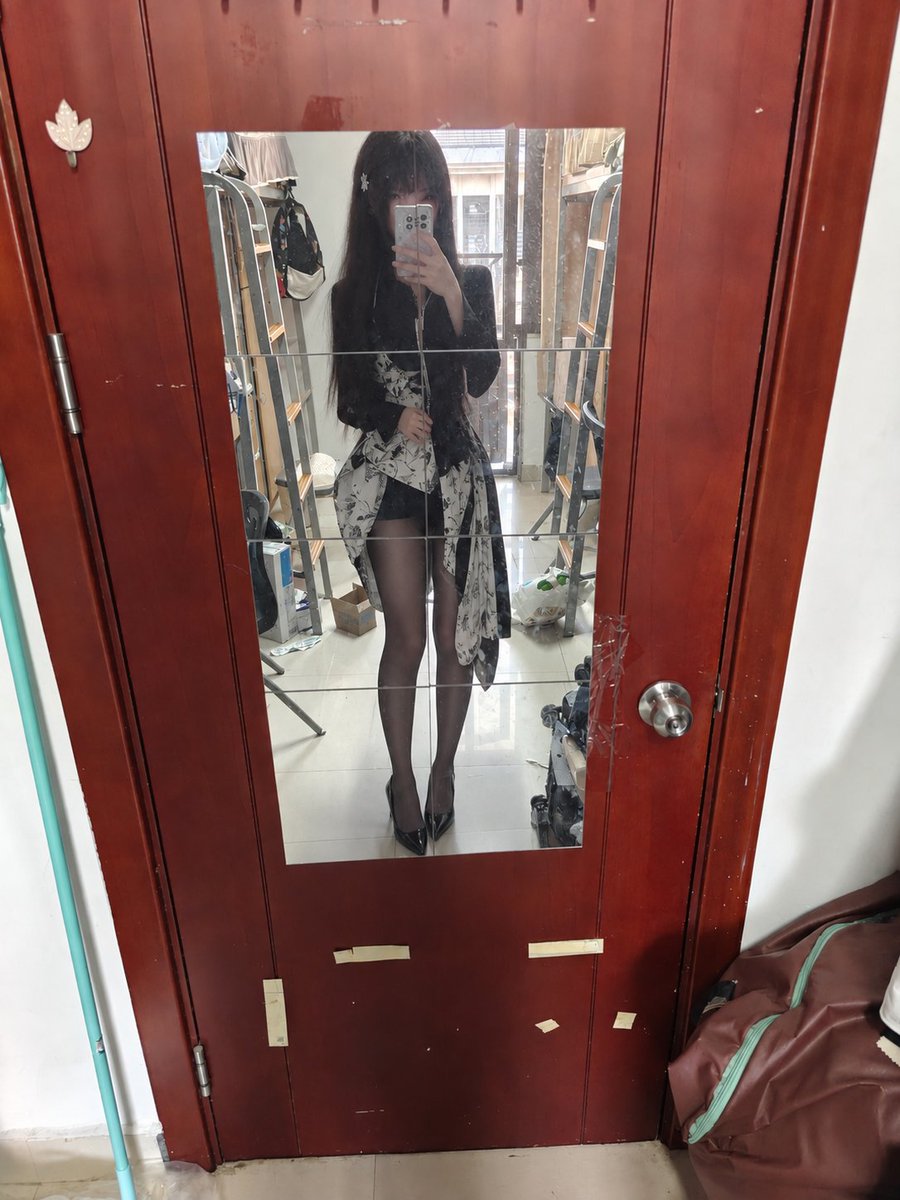 LittleCakeCrave's tweet photo. 在寝室里哦～
#黑丝 https://t.co/bUgxpn8CD3