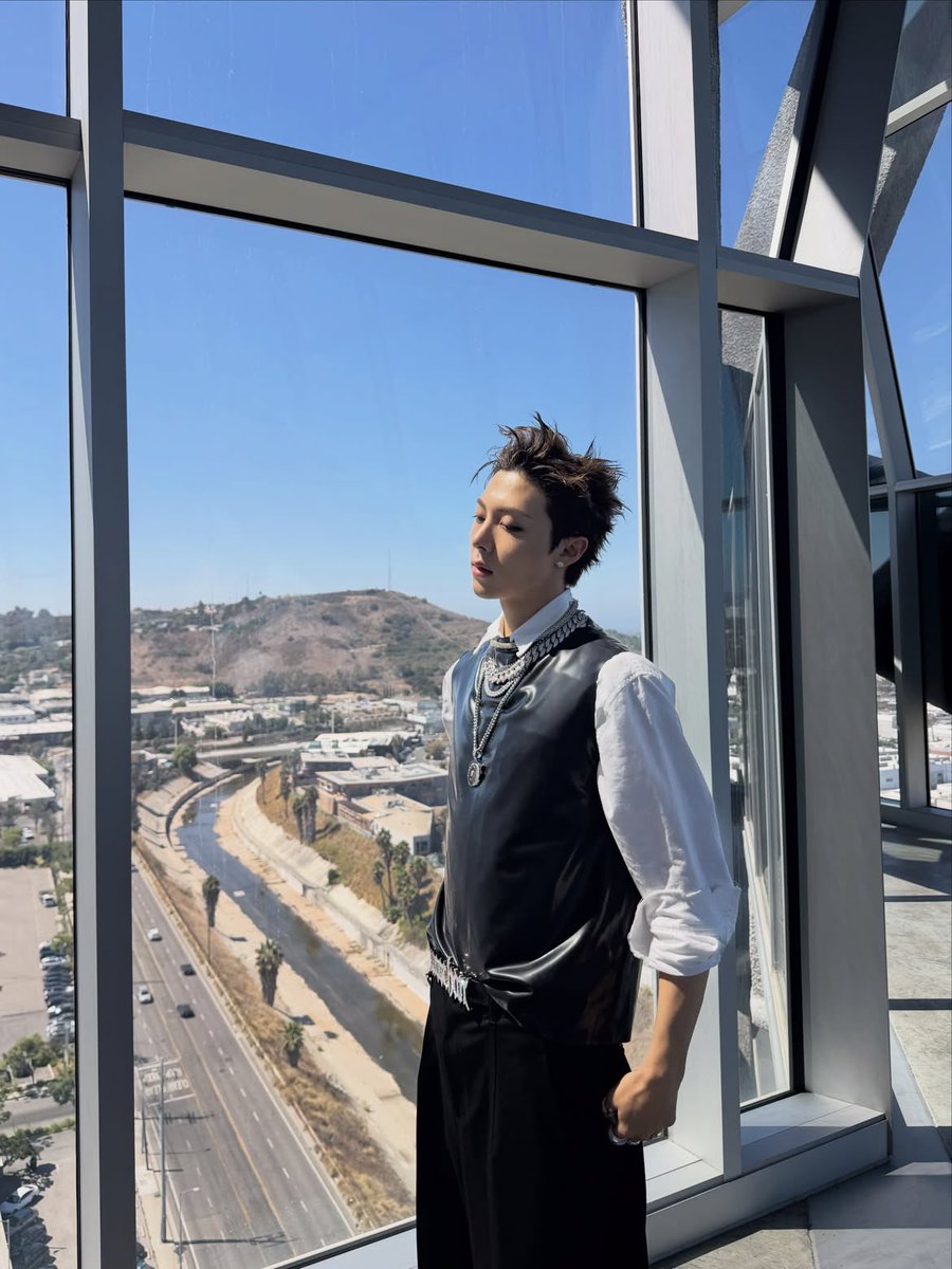 Waoochn's tweet photo. They told me to act natural, so I just stood there and let the face card do all the work. The sharp angles, the messy hair, and the leather fit… yeah, I know exactly what I’m doing. Looking this good is just a habit. https://t.co/szyPanLh1j
