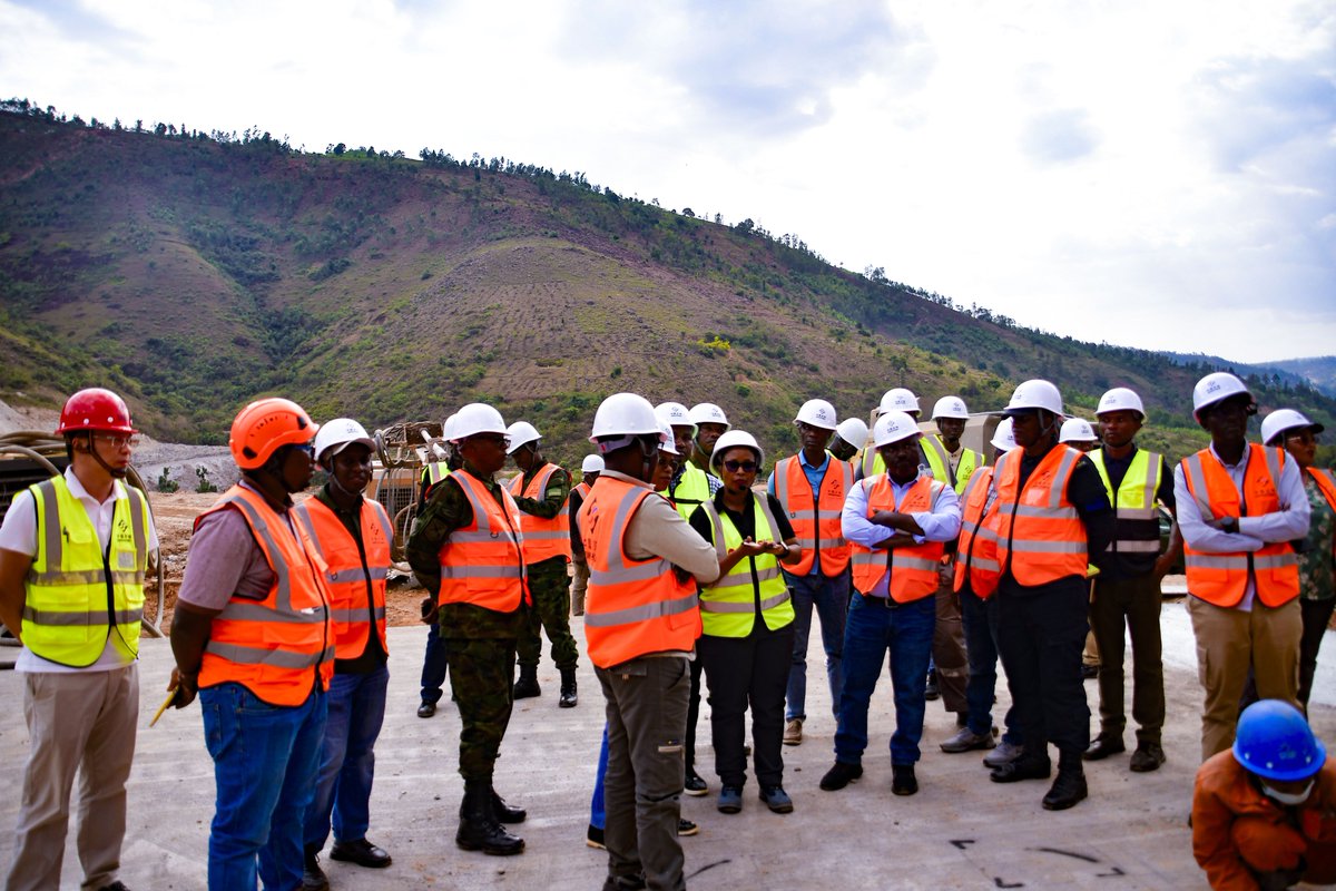 RwandaNorth's tweet photo. Kuri iki gicamunsi, Guverineri @gahundemaurice ari kumwe n’abagize Inama y’Umutekano itaguye y’Intara basuye imishinga muri #Gakenke, irimo Urugomero rw'amashanyarazi rwa Nyabarongo II, Ikigo Nderabuzima cya Muhondo n’Umuyoboro w’amazi, batanga inama zo kwihutisha ikorwa ryayo https://t.co/MzcmSAQ1jp