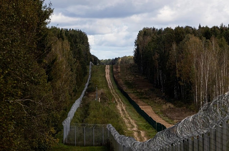 InsiderGeo's tweet photo. NEW: Latvia says its armed forces have stopped another attempt to push illegal migrants from Belarus across the Latvia–Belarus border but this time, the provocation was particularly overt and aggressive.

At least 20 migrants were involved, accompanied by masked escorts who were armed, threatened Latvian soldiers and actively pushed and directed the group toward Latvia.

Latvian forces halted the attempted crossing and prevented the group from entering the country.
Latvia says the incident confirms that deliberate provocations and hybrid threats along its border with Belarus continue, with illegal migration being used as a tool to pressure Latvia’s border and the wider external borders of the EU and NATO.

The Latvian National Armed Forces say they will continue supporting the State Border Guard along the Latvia–Belarus and Latvia–Russia borders to respond to illegal migration, provocations and other hybrid threats.

The presence of armed escorts directly threatening Latvian soldiers marks a particularly serious escalation.
