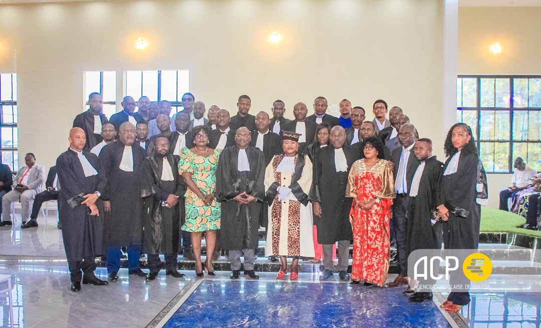 acprdcongo's tweet photo. #RDC : Les juges du Tribunal de Grande instance de #Boma, au Kongo-Central, province du sud-ouest de la République démocratique du Congo (RDC), ont été appelés mardi, à la cérémonie du renouvellement de serment de la présidente de ce tribunal, à rendre une justice conforme à l'État de droit, a constaté l'ACP.

« Le bon juge n'est pas seulement celui qui connaît le droit, mais aussi celui qui sait maîtriser les temps du procès et les incidents (...) Chers collègues juges, la population de Boma attend de nous le respect strict de la loi pour un procès équitable, une justice impartiale, indépendante et soumise à l'État de droit. C'est une obligation pour tous, de faire preuve d'une bonne administration de la justice afin de garantir à la population de cette ville et ses environs, la paix et la tranquillité judiciaire. 
En ce qui nous concerne, pendant le temps que sommes à la tête de cette juridiction, nous allons fournir un effort pour redorer l'image de la justice et appliquer strictement les règles ci-haut énoncées sans distinction de sexe, de race ou de tribu », a déclaré Eugénie Munduku, présidente du Tribunal de grande instance de Boma, lors de la présentation de sa réflexion sur "les incidents de procédure: entre garentie procédurale et célérité judiciaire."

Découvrez d'autres informations sur notre site web : https://t.co/tGEWJ2Bgzn