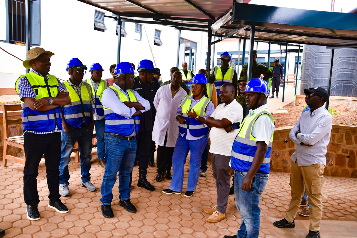 RwandaNorth's tweet photo. Kuri iki gicamunsi, Guverineri @gahundemaurice ari kumwe n’abagize Inama y’Umutekano itaguye y’Intara basuye imishinga muri #Gakenke, irimo Urugomero rw'amashanyarazi rwa Nyabarongo II, Ikigo Nderabuzima cya Muhondo n’Umuyoboro w’amazi, batanga inama zo kwihutisha ikorwa ryayo https://t.co/MzcmSAQ1jp