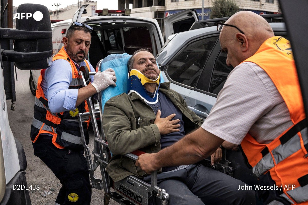 afpfr's tweet photo. Un photojournaliste de l'Agence France-Presse a été blessé mardi par des colons israéliens qui l'ont roué de coups et ont tiré des coups de feu dans sa direction alors qu'il était en reportage en Cisjordanie occupée

➡️ https://t.co/pVji1XYe7P https://t.co/Gmv6DzxcMC