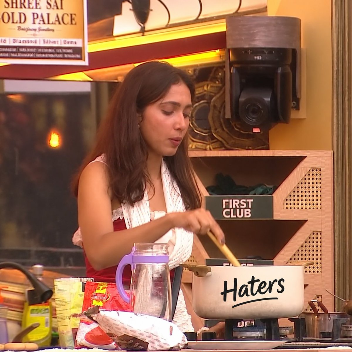 AllAboutCinemaa's tweet photo. Just Cooking Haters... Both Inside &amp; Outside the BB House 👩‍🍳😈

#BBK13 https://t.co/9cvj7urqng