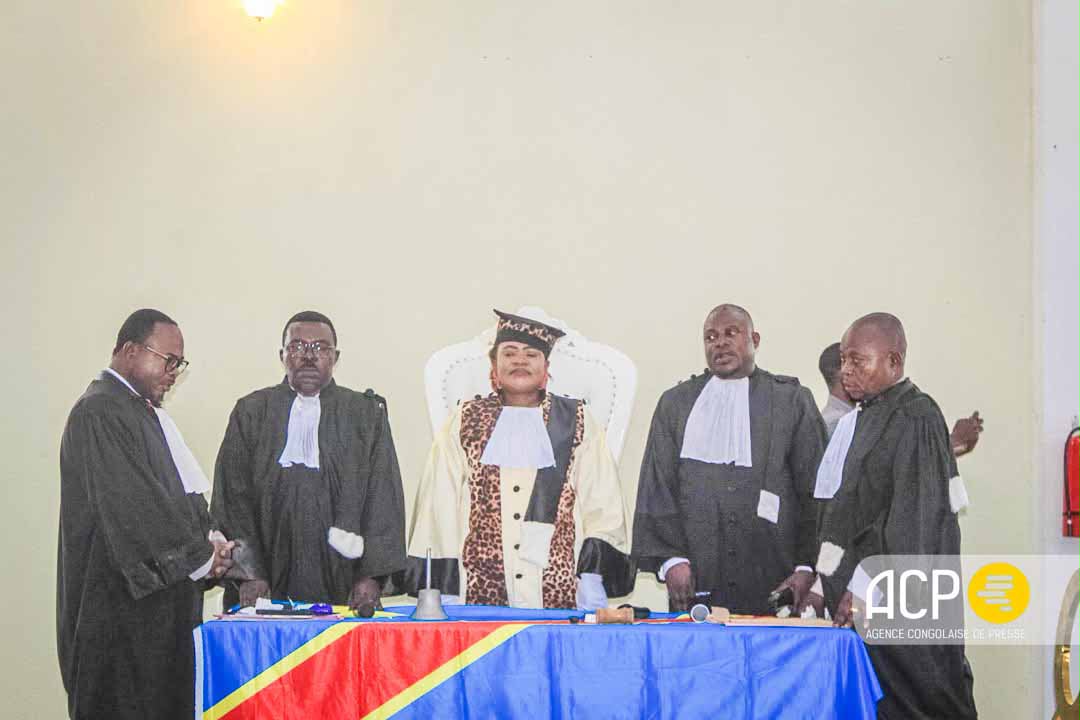 acprdcongo's tweet photo. #RDC : Les juges du Tribunal de Grande instance de #Boma, au Kongo-Central, province du sud-ouest de la République démocratique du Congo (RDC), ont été appelés mardi, à la cérémonie du renouvellement de serment de la présidente de ce tribunal, à rendre une justice conforme à l'État de droit, a constaté l'ACP.

« Le bon juge n'est pas seulement celui qui connaît le droit, mais aussi celui qui sait maîtriser les temps du procès et les incidents (...) Chers collègues juges, la population de Boma attend de nous le respect strict de la loi pour un procès équitable, une justice impartiale, indépendante et soumise à l'État de droit. C'est une obligation pour tous, de faire preuve d'une bonne administration de la justice afin de garantir à la population de cette ville et ses environs, la paix et la tranquillité judiciaire. 
En ce qui nous concerne, pendant le temps que sommes à la tête de cette juridiction, nous allons fournir un effort pour redorer l'image de la justice et appliquer strictement les règles ci-haut énoncées sans distinction de sexe, de race ou de tribu », a déclaré Eugénie Munduku, présidente du Tribunal de grande instance de Boma, lors de la présentation de sa réflexion sur "les incidents de procédure: entre garentie procédurale et célérité judiciaire."

Découvrez d'autres informations sur notre site web : https://t.co/tGEWJ2Bgzn