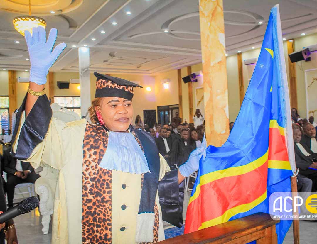 acprdcongo's tweet photo. #RDC : Les juges du Tribunal de Grande instance de #Boma, au Kongo-Central, province du sud-ouest de la République démocratique du Congo (RDC), ont été appelés mardi, à la cérémonie du renouvellement de serment de la présidente de ce tribunal, à rendre une justice conforme à l'État de droit, a constaté l'ACP.

« Le bon juge n'est pas seulement celui qui connaît le droit, mais aussi celui qui sait maîtriser les temps du procès et les incidents (...) Chers collègues juges, la population de Boma attend de nous le respect strict de la loi pour un procès équitable, une justice impartiale, indépendante et soumise à l'État de droit. C'est une obligation pour tous, de faire preuve d'une bonne administration de la justice afin de garantir à la population de cette ville et ses environs, la paix et la tranquillité judiciaire. 
En ce qui nous concerne, pendant le temps que sommes à la tête de cette juridiction, nous allons fournir un effort pour redorer l'image de la justice et appliquer strictement les règles ci-haut énoncées sans distinction de sexe, de race ou de tribu », a déclaré Eugénie Munduku, présidente du Tribunal de grande instance de Boma, lors de la présentation de sa réflexion sur "les incidents de procédure: entre garentie procédurale et célérité judiciaire."

Découvrez d'autres informations sur notre site web : https://t.co/tGEWJ2Bgzn