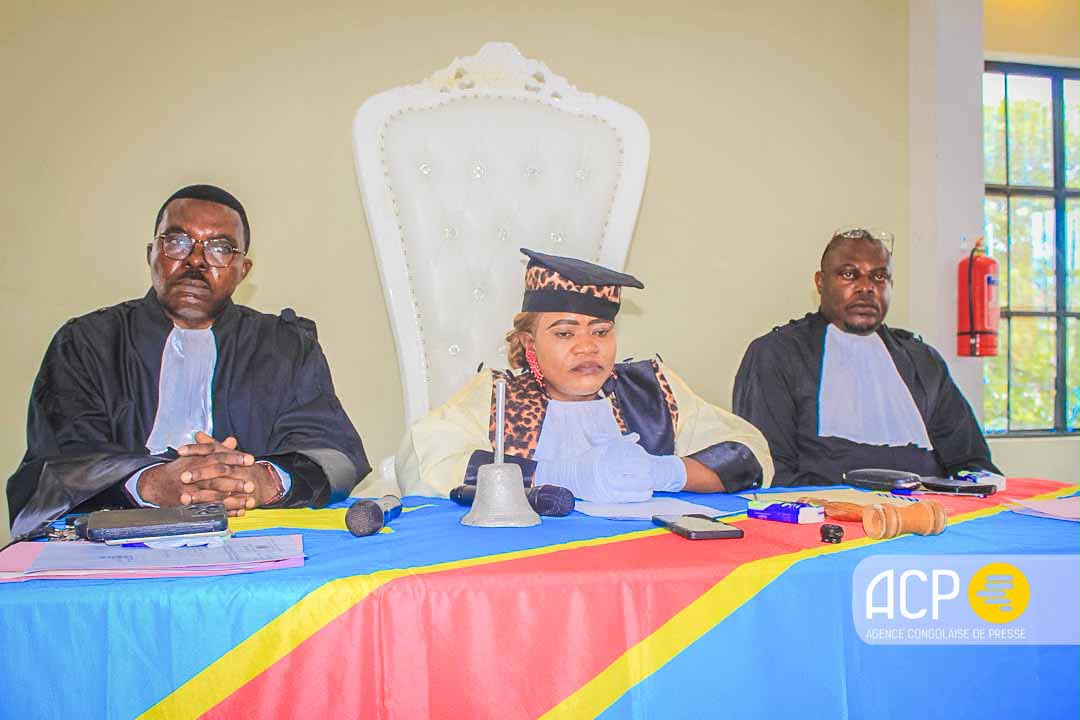 acprdcongo's tweet photo. #RDC : Les juges du Tribunal de Grande instance de #Boma, au Kongo-Central, province du sud-ouest de la République démocratique du Congo (RDC), ont été appelés mardi, à la cérémonie du renouvellement de serment de la présidente de ce tribunal, à rendre une justice conforme à l'État de droit, a constaté l'ACP.

« Le bon juge n'est pas seulement celui qui connaît le droit, mais aussi celui qui sait maîtriser les temps du procès et les incidents (...) Chers collègues juges, la population de Boma attend de nous le respect strict de la loi pour un procès équitable, une justice impartiale, indépendante et soumise à l'État de droit. C'est une obligation pour tous, de faire preuve d'une bonne administration de la justice afin de garantir à la population de cette ville et ses environs, la paix et la tranquillité judiciaire. 
En ce qui nous concerne, pendant le temps que sommes à la tête de cette juridiction, nous allons fournir un effort pour redorer l'image de la justice et appliquer strictement les règles ci-haut énoncées sans distinction de sexe, de race ou de tribu », a déclaré Eugénie Munduku, présidente du Tribunal de grande instance de Boma, lors de la présentation de sa réflexion sur "les incidents de procédure: entre garentie procédurale et célérité judiciaire."

Découvrez d'autres informations sur notre site web : https://t.co/tGEWJ2Bgzn