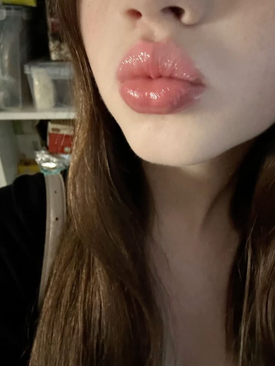 dasonle199's tweet photo. My friend swore this lipsticks would give that lit-from-within effect, and now I owe her the biggest iced latte ever 😭🎀
👉 Check it out here!#ad: https://t.co/jSTTCdS57k https://t.co/i9VvUORLUd