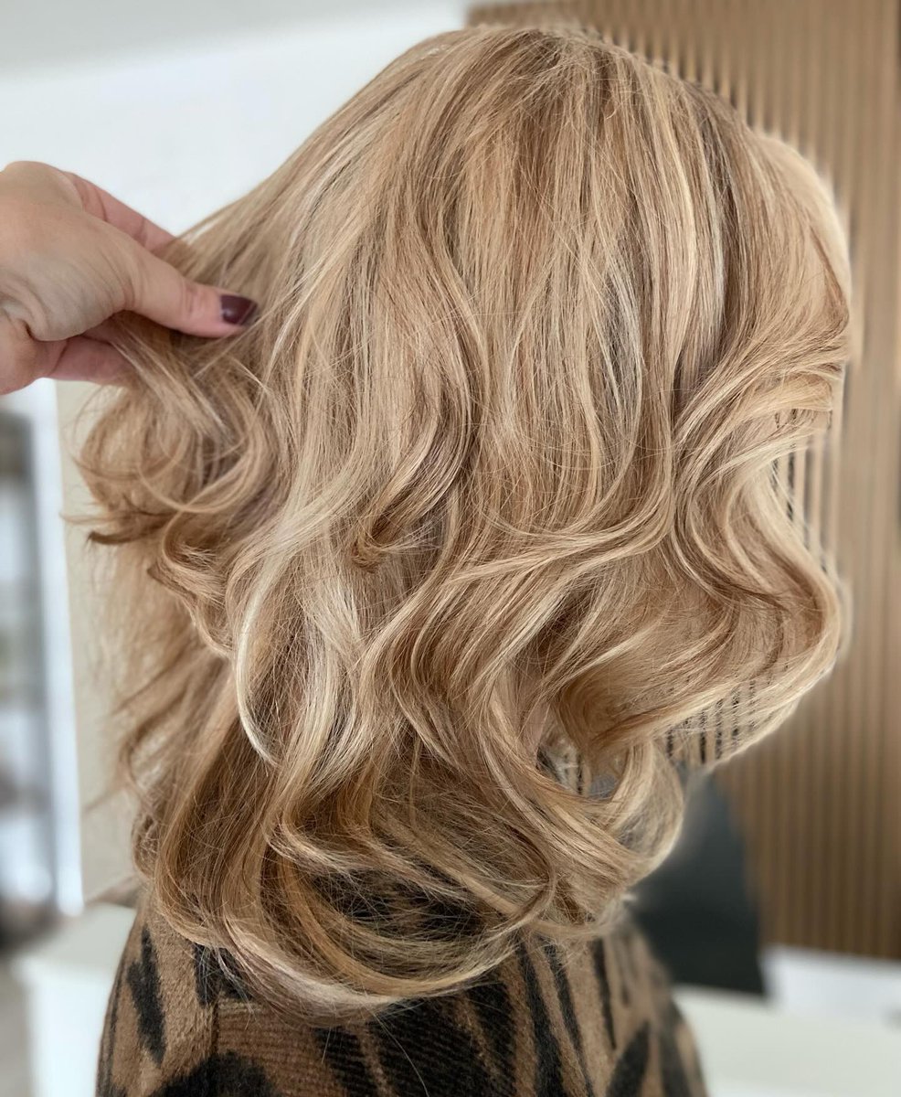 FolleaHair's tweet photo. “Lady’s Hair in Irish Cream 

After a thorough consultation &amp; trying on various wigs, this client decided on a FOLLEA wig.

The "Style" model ultimately won her over.

She had previously worn the "René" model.” - ‌@trendfriseur_haarscharf FOLLEA Retailer 

💕 #FolleaByDanielAlain https://t.co/MpPH79QCZj