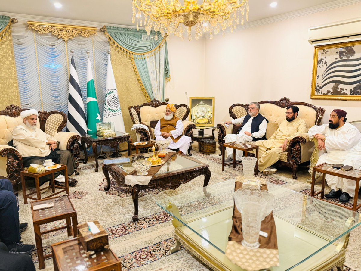 juipakofficial's tweet photo. اسلام آباد:اپوزیشن لیڈر سینیٹ علامہ راجہ ناصر عباس، سابق اسپیکر قومی اسمبلی / رہنما پی ٹی آئی اسد قیصر کی امیر جےیوآئی مولانا فضل الرحمان کی رہائش گاہ آمد https://t.co/dsBFceoPjA