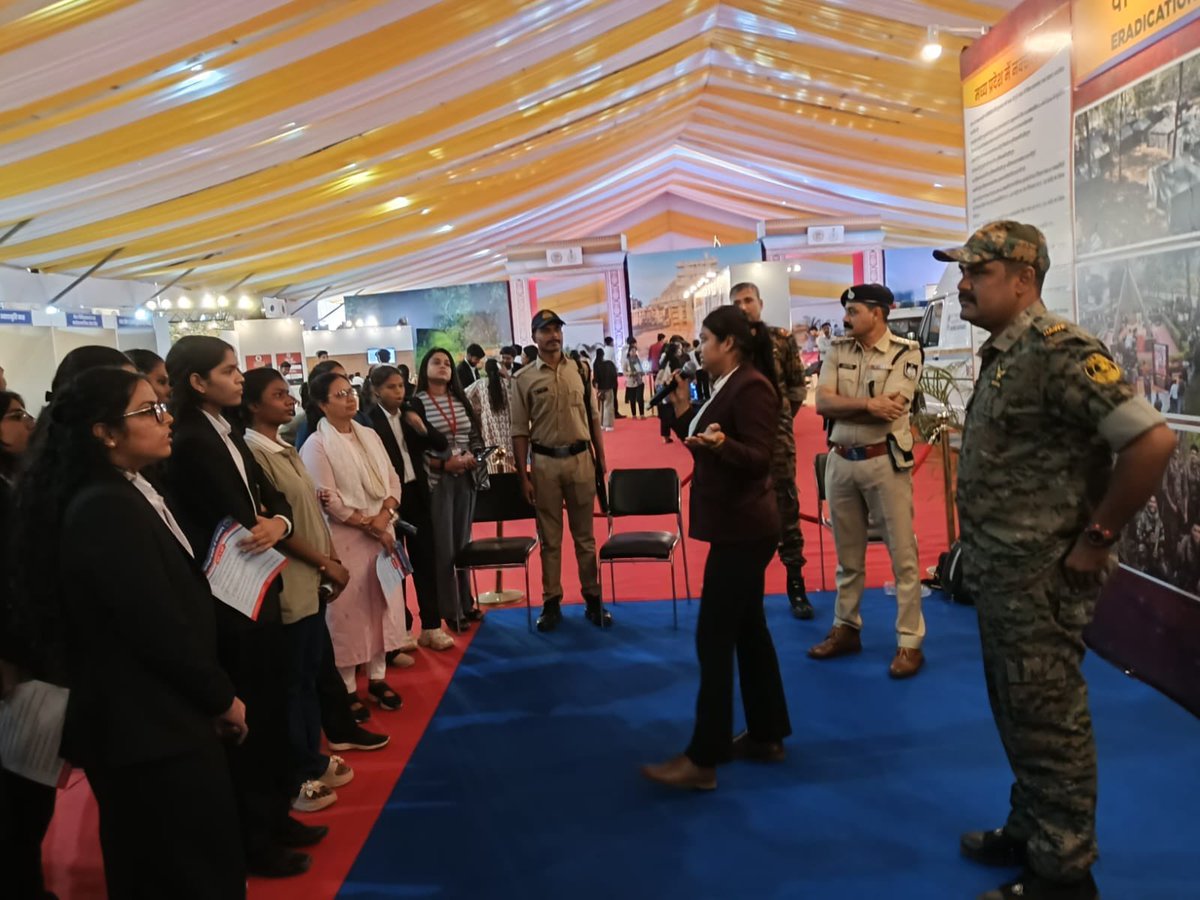 MPPoliceDeptt's tweet photo. अपराध स्थल से न्यायालय तक—जांच की पूरी प्रक्रिया का LIVE प्रदर्शन...

बीएचईएल दशहरा मैदान में 07 अक्टूबर तक चल रही प्रदर्शनी में Forensic Investigation, Mobile Forensic Units, FSL, DNA, Ballistics एवं e-Forensic 2.0 सहित आधुनिक पुलिसिंग की कार्यप्रणाली को करीब से जानने का अवसर। https://t.co/XCt6IB1P60