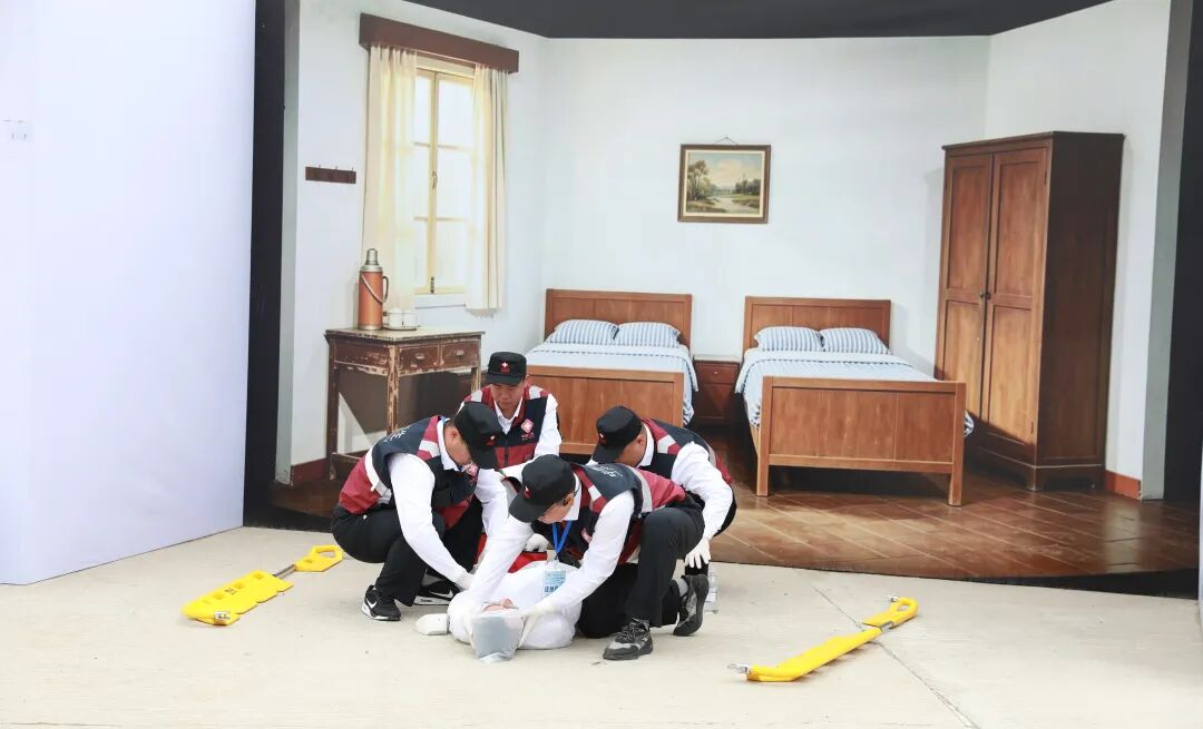 jenniferzeng97's tweet photo. 🥸 Is history repeating itself?

On September 18, 2019, Wuhan Customs held an emergency drill on the “novel coronavirus” at Wuhan Tianhe International Airport (See my post below on Feb 18, 2020). Not long afterward, the “novel coronavirus” swept the world as a pandemic.

From August 24 to 27, 2026, the 2026 China–Russia Joint Emergency Drill on Cross-Border Infectious Disease Outbreaks was held in Fuyuan City. Chen Lei, Deputy Director-General of the Emergency Response Department of China’s National Administration of Disease Control and Prevention, attended and delivered concluding remarks. Also present and speaking were Fang Qingwei, Deputy Director of the Heilongjiang Provincial Health Commission, First-Level Inspector, and Director of the provincial disease control bureau; He Dahai, member of the Standing Committee of the Jiamusi Municipal Party Committee and Party Secretary of Fuyuan City; and Sergei Balakhonov, Director of the Irkutsk Anti-Plague Research Institute under the Russian Federal Service for Surveillance on Consumer Rights Protection and Human Wellbeing.

And then came reports of a suspected pneumonic plague outbreak in Russia.

I hope this is pure coincidence. I hope history does not repeat itself.

More photos of this China–Russia joint emergency drill on cross-border infectious disease outbreaks are in the comments.