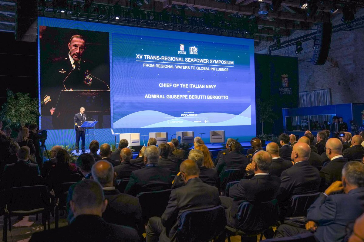 ItalianNavy's tweet photo. “Il mare ci divide solo sulla carta. Nella realtà, ci connette.”
Con queste parole il #CSMM Amm. Sq. Giuseppe Berutti Bergotto apre a Venezia la XV edizione del Trans-Regional Seapower Symposium. 
A due anni dall’ultima edizione, una partecipazione ancora più ampia testimonia il valore di un confronto tra Marine fondato sul dialogo, sulla fiducia e sulla cooperazione.
“Oggi una crisi regionale può produrre rapidamente conseguenze a migliaia di chilometri di distanza, incidendo sulle rotte commerciali, sui flussi energetici, sulle infrastrutture strategiche e sulla sicurezza dei nostri cittadini. Per questo, regionale non significa più locale.
È questa la prospettiva con cui dobbiamo guardare ai ‘Midland Seas’: spazi strategici nei quali rotte, infrastrutture, risorse e interessi si intrecciano e dinamiche locali, regionali si influenzano reciprocamente e diventano globali.
In questo scenario anche le Marine devono evolvere, innovando e integrando nuove capacità. Ma nessuna Marina può affrontare da sola la complessità del sistema marittimo globale.
La cooperazione non è un elemento accessorio del potere marittimo: ne è una componente essenziale.
È questo il significato del Trans-Regional Seapower Symposium: mettere in relazione prospettive ed esperienze diverse, costruire fiducia e trasformare la diversità in una maggiore capacità collettiva.
Dal regionale al globale: questa è la sfida che abbiamo davanti.”
#ItalianNavy #TRSS2026 #Seapower

“The sea divides us only on the map. In reality, it connects us.”
With these words, the Chief of the Italian Navy, Admiral Giuseppe Berutti Bergotto, opened the XV edition of the Trans-Regional Seapower Symposium in Venice.
Two years since the last edition, an even wider participation attests to the value of an exchange between navies based on dialogue, trust and cooperation.
“Today, a regional crisis can rapidly have consequences thousands of kilometres away, affecting trade routes, energy flows, strategic infrastructure and the security of our citizens. For this reason, regional no longer means local.
This is the perspective through which we must look at the world’s ‘Midland Seas’: strategic spaces where routes, infrastructure, resources and interests converge, and where local and regional dynamics influence one another and become global.
In this scenario, navies too must evolve, innovating and integrating new capabilities. But no navy can face the complexity of the global maritime system alone.
Cooperation is not an accessory of seapower: it is an essential component of it.
This is the deeper meaning of the Trans-Regional Seapower Symposium: bringing together different perspectives and experiences, building trust, and transforming diversity into a greater collective capacity.
From regional to global: this is the challenge that lies ahead of us.”

#ItalianNavy