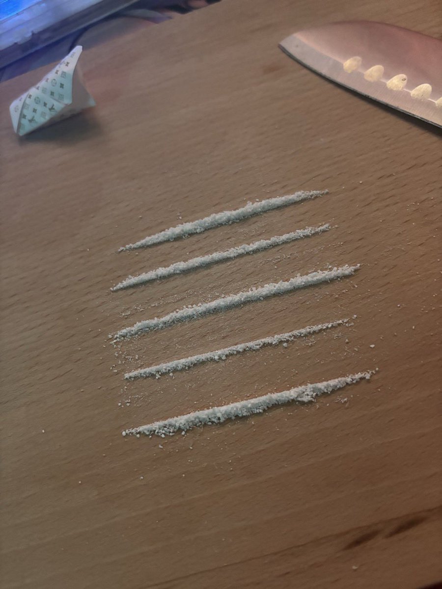 aria4212's tweet photo. #drugtwt ermmm can skmeone plz tell me how to handle the comedown from coke bc i lwoeky just keep doing more so i dont suffer 😭 https://t.co/EoyDNmIMfX