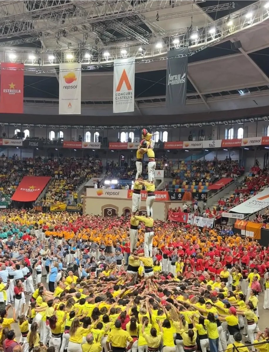 ElsGrocs's tweet photo. Tornem a la plaça dels braus de tgn per la porta gran!
El somni es va fer realitat, 32 anys després vam tornar a la tarraco arena per aixecar la nostra 1ra clàssica de 8 (2d7, 4d8, 3d8c) i acabar entre les 25 millors colles del país! 🚀
⬇️

#castells #castellers @concurscastells https://t.co/DATorlpMrw