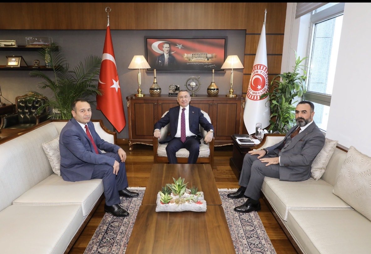 GazilerVakfi's tweet photo. Vakıf Başkanımız (Gazi) Lokman Aylar ve İbrahim Aydoğdu, Gazi Meclisimizde AK Parti Ankara Milletvekili ve TBMM Dışişleri Komisyonu Başkanı Sayın Fuat Oktay ile bir araya geldi.

Ziyarette gazilerimizin ve şehit ailelerimizin beklentileri, yaşanan sorunlar ve çözüm önerileri üzerine verimli değerlendirmelerde bulunuldu. Ülkemizin gündemi ve dış politikaya ilişkin konularda karşılıklı görüş alışverişi gerçekleştirildi.

Gazilerimize ve şehit ailelerimize gösterdiği hassasiyet, yakın ilgi ve samimi yaklaşımı için Sayın Fuat Oktay’a teşekkür ediyor, nazik kabulü ve kıymetli ev sahipliği için şükranlarımızı sunuyoruz.