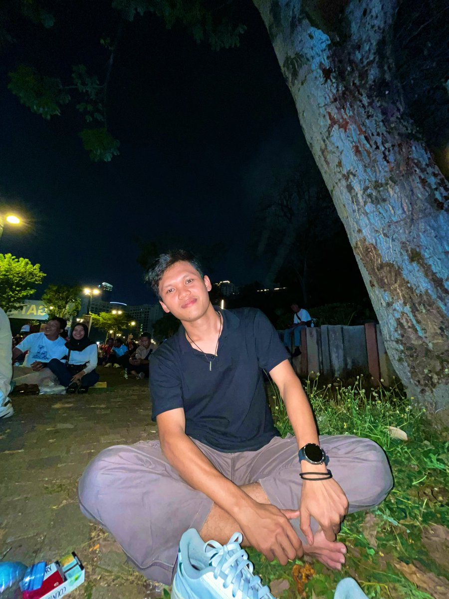 darqmode's tweet photo. Cuti dua hari cuma bsa duduk di halaman Gbk https://t.co/PEvlLrXFlq