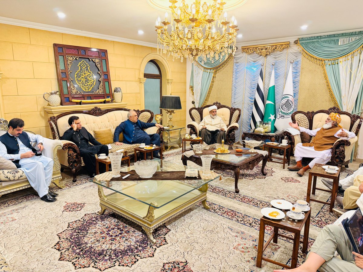juipakofficial's tweet photo. اسلام آباد:اپوزیشن لیڈر سینیٹ علامہ راجہ ناصر عباس، سابق اسپیکر قومی اسمبلی / رہنما پی ٹی آئی اسد قیصر کی امیر جےیوآئی مولانا فضل الرحمان کی رہائش گاہ آمد https://t.co/dsBFceoPjA