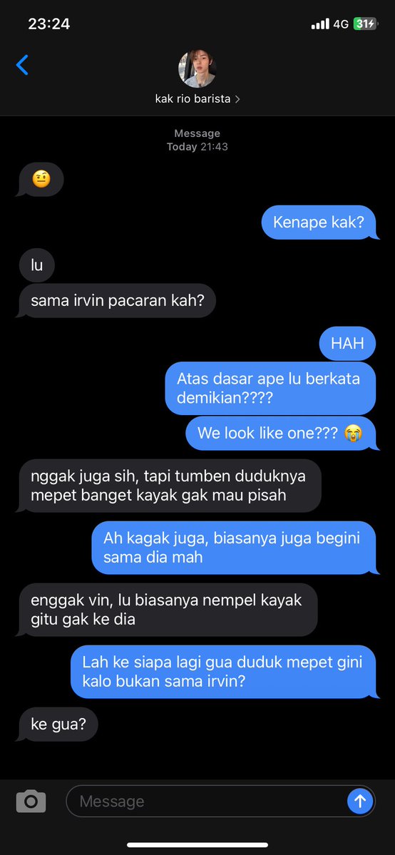 sourtonumb's tweet photo. Nah kalo yang ini nanya apa cemburu ya? Kasihan alpin jadi myembur kopi si irvin https://t.co/ssOIhJEIPb