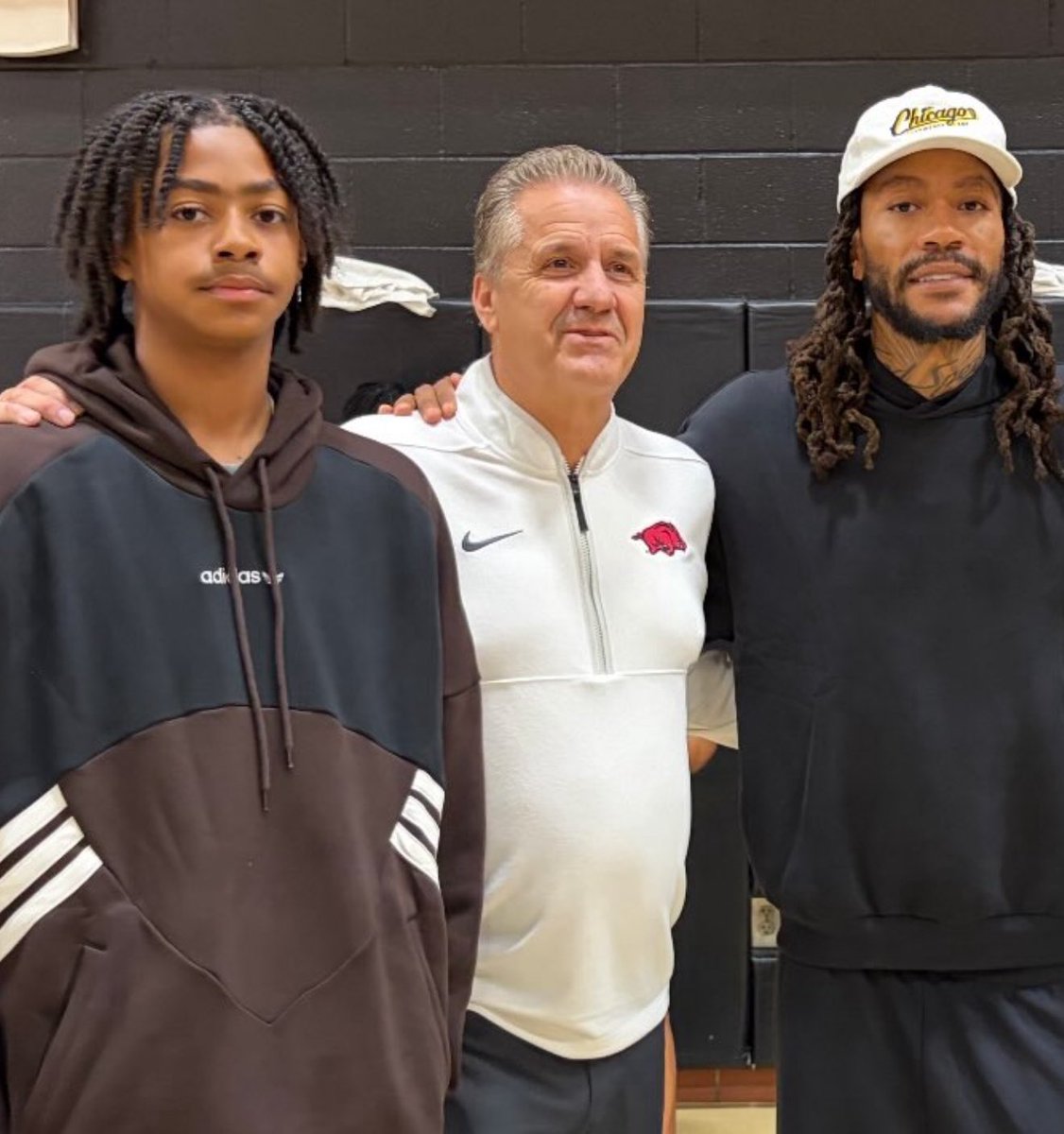 DieHard_Chicago's tweet photo. Coach Cal with his former PG &amp; his future PG? 👀

D Rose &amp; PJ Rose with coach John Calipari https://t.co/xyCYY9kfd6